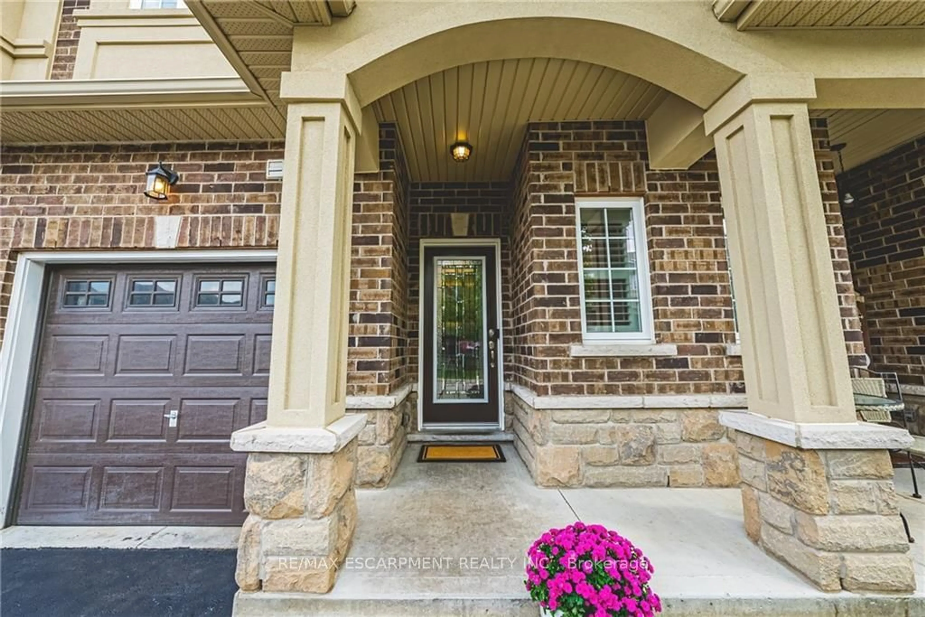 Indoor entryway for 47 Madonna Dr #11, Hamilton Ontario L9B 0H2