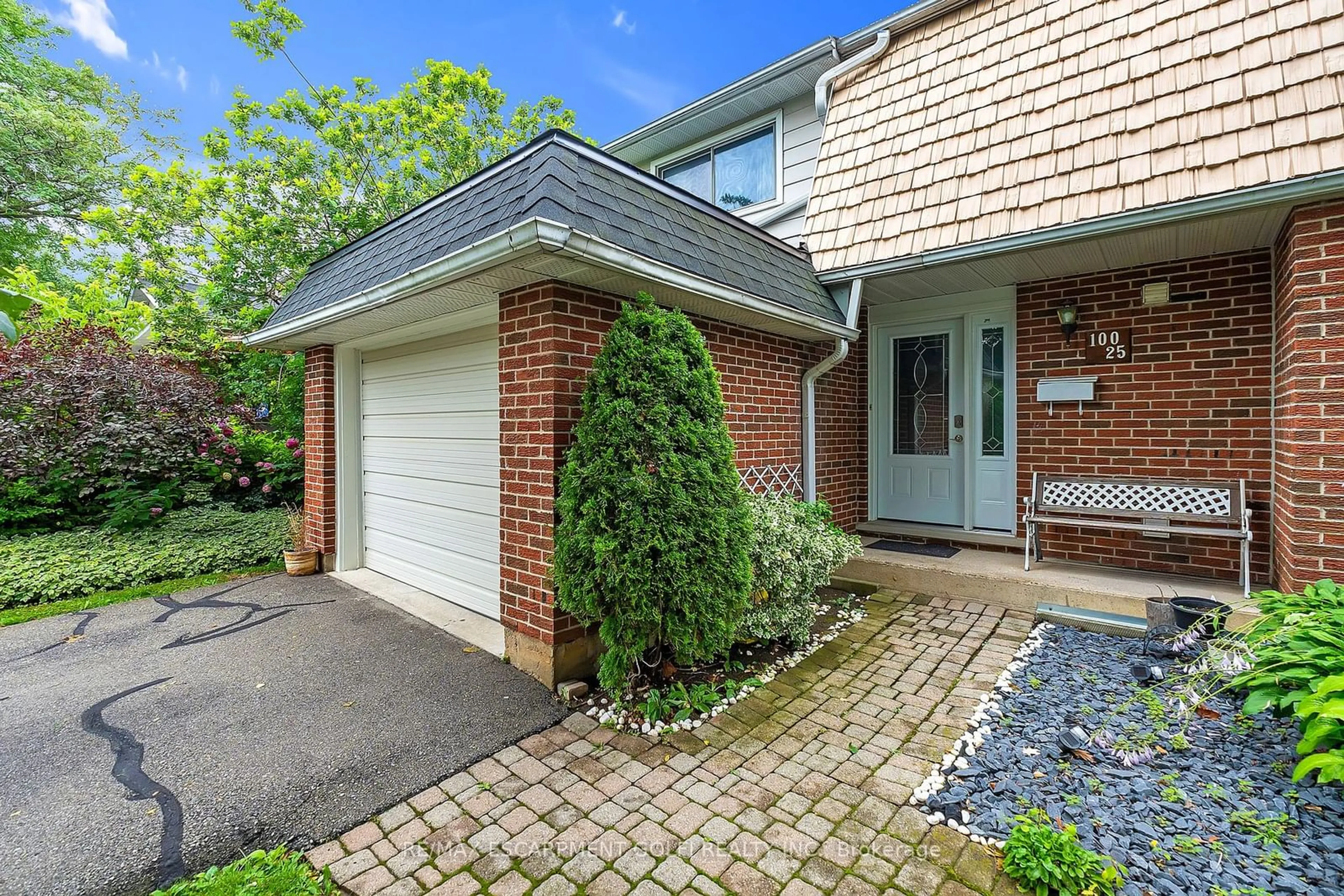 Home with brick exterior material for 100 St. Andrews Crt #25, Hamilton Ontario L8K 6H2