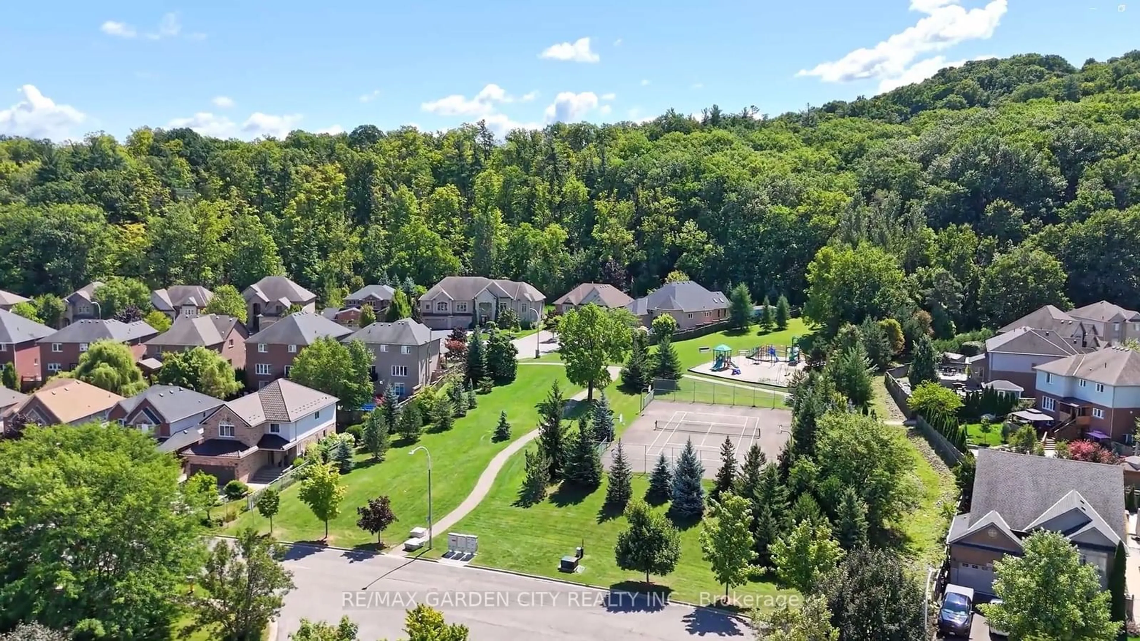 A pic from exterior of the house or condo, the street view for 7 PEMBROKE Circ, Grimsby Ontario L3M 5N5