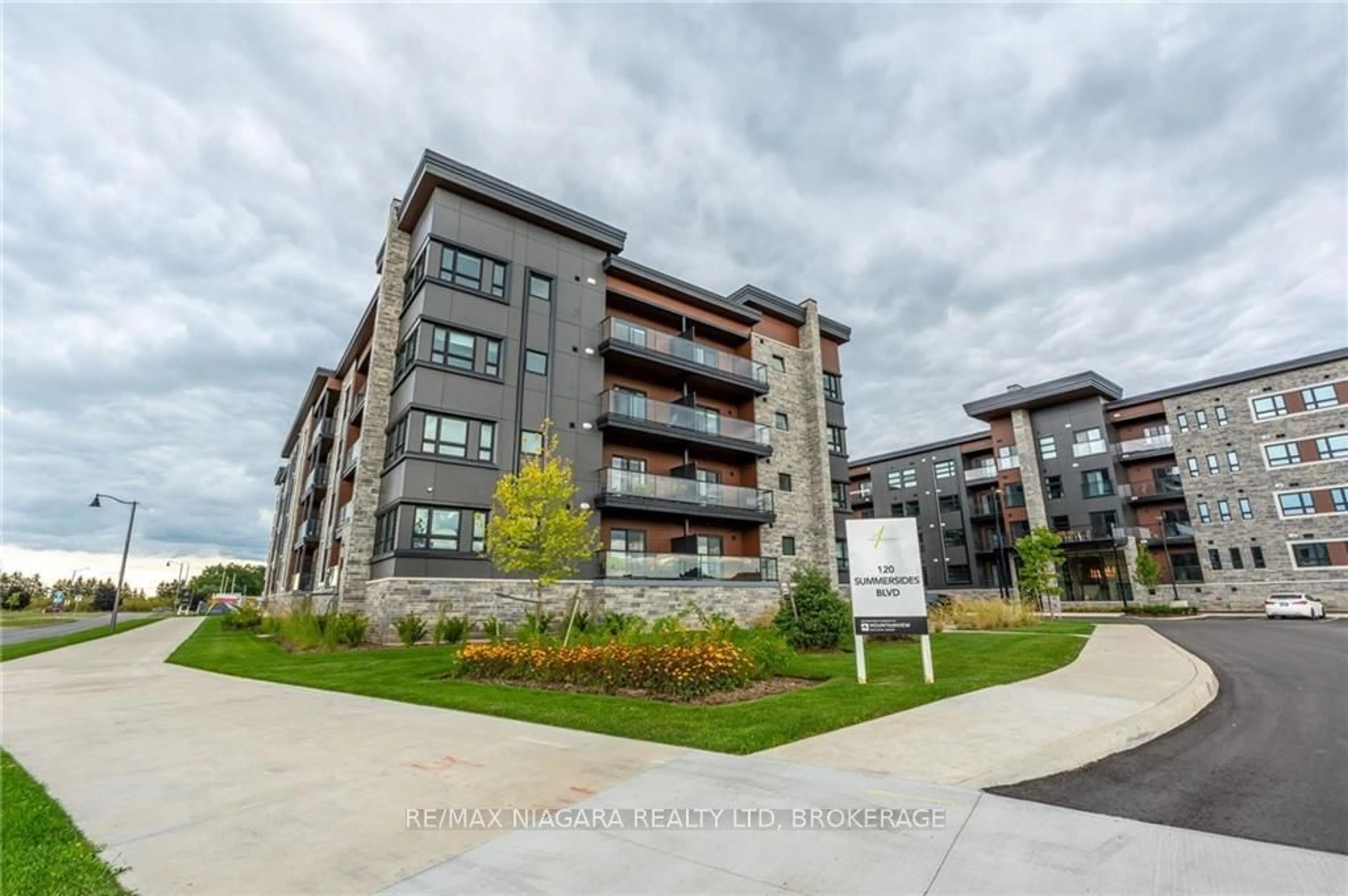 A pic from exterior of the house or condo, the front or back of building for 120 Summersides Blvd #104, Pelham Ontario L0S 1E1