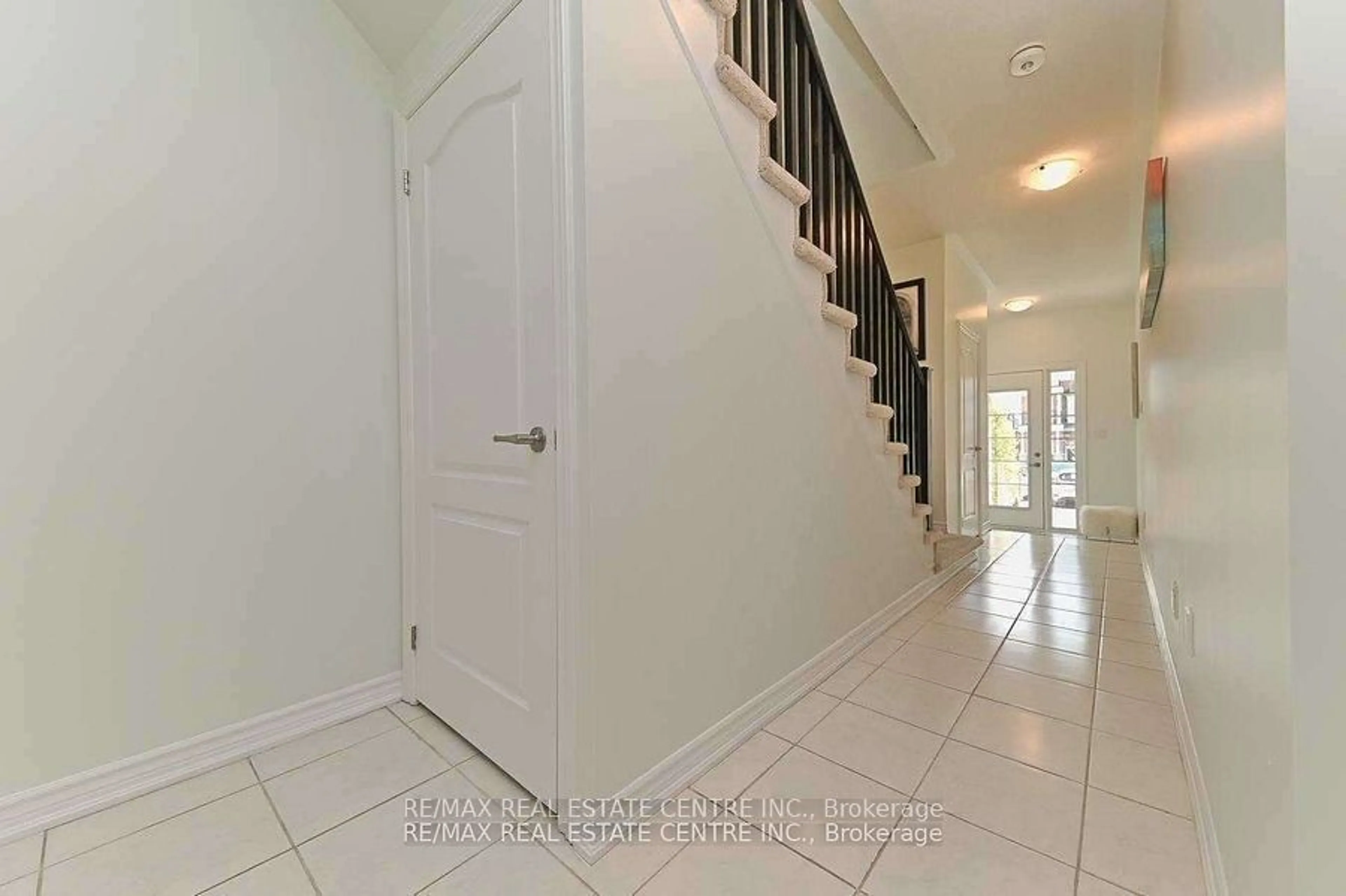 Indoor entryway for 137 Borers Creek Cres, Hamilton Ontario L8B 1W3