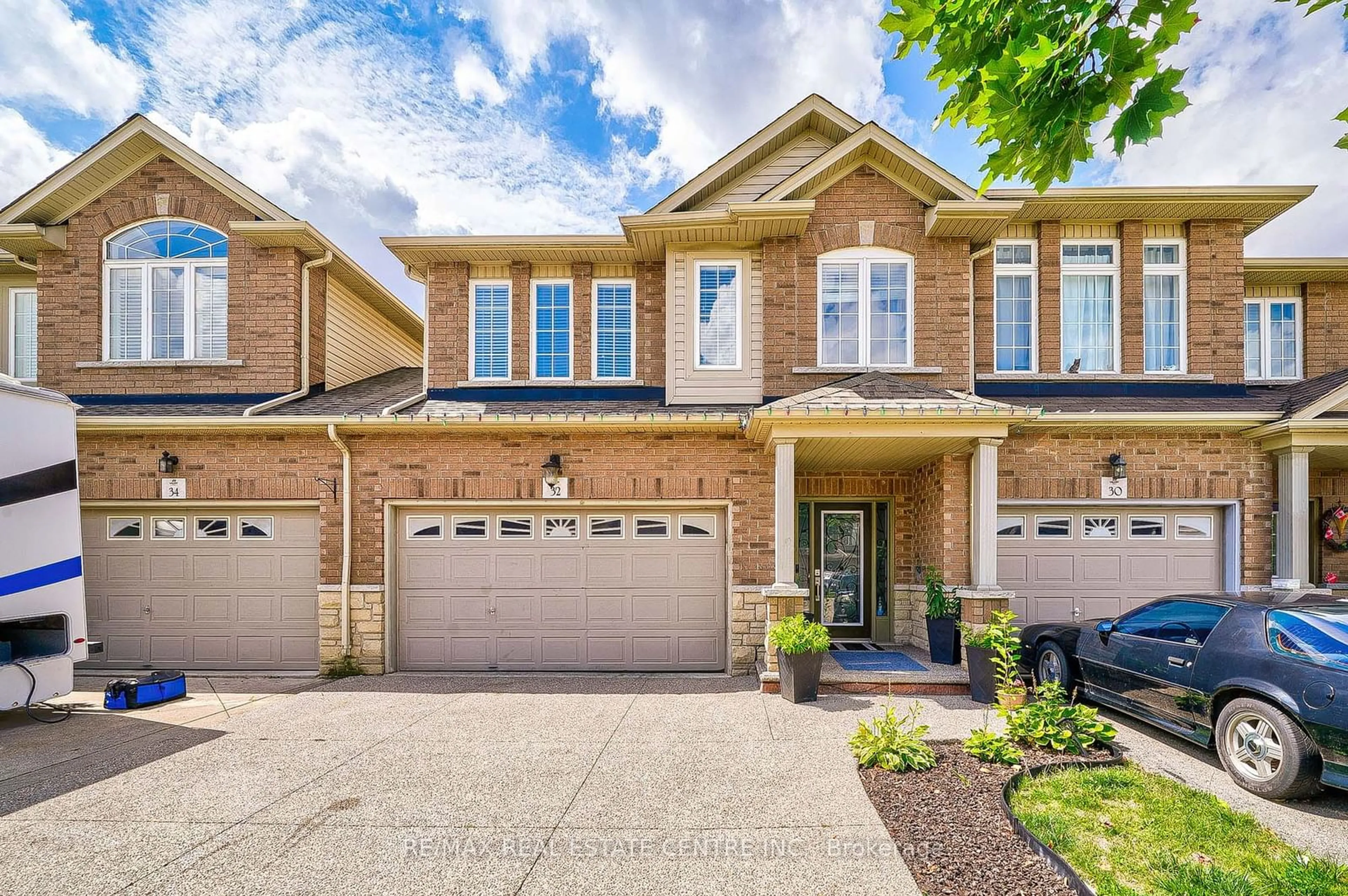 Home with brick exterior material for 32 Cedarville Dr, Hamilton Ontario L8J 0A4