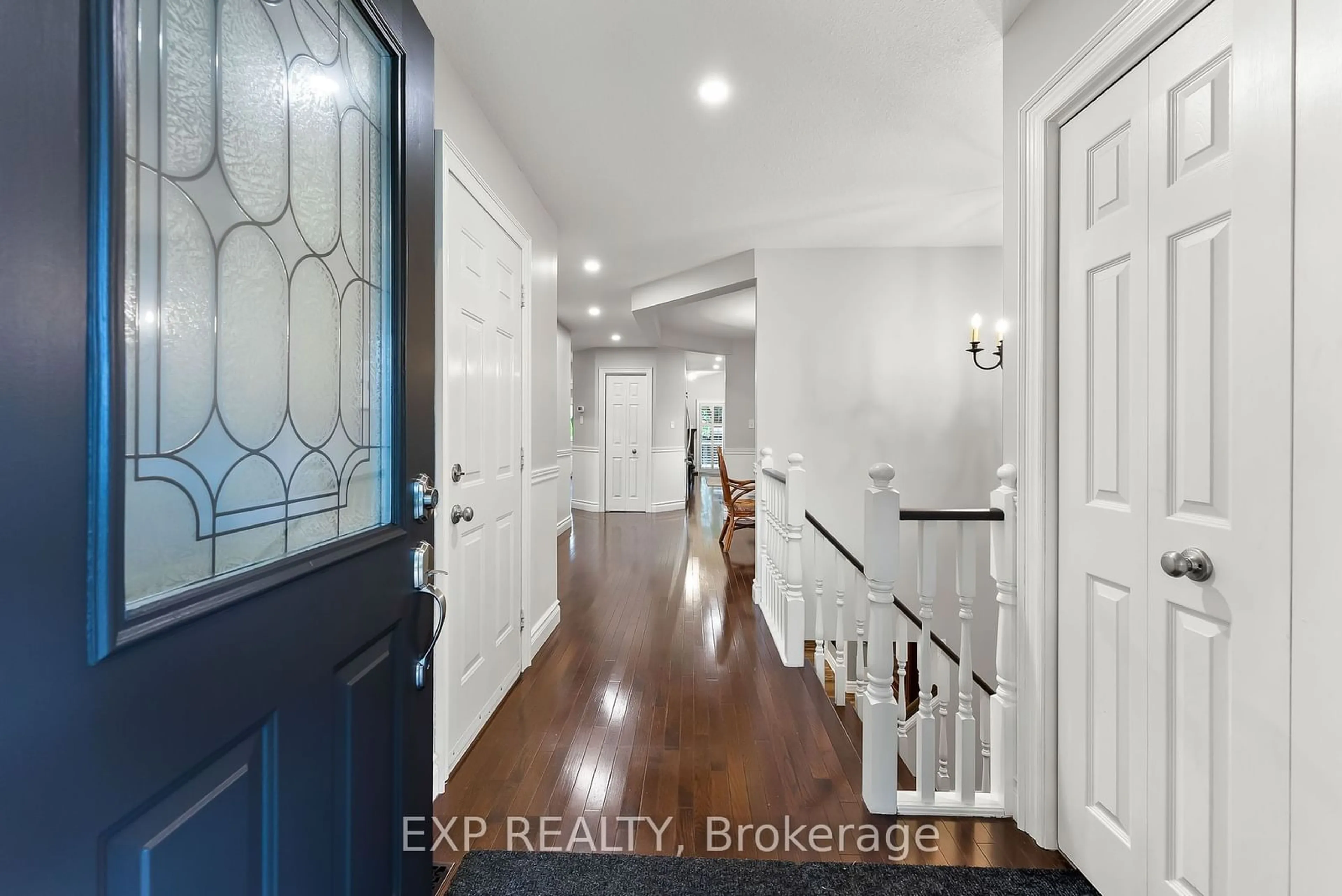 Indoor entryway, wood floors for 7949 Grossi Crt, Niagara Falls Ontario L2H 3G8