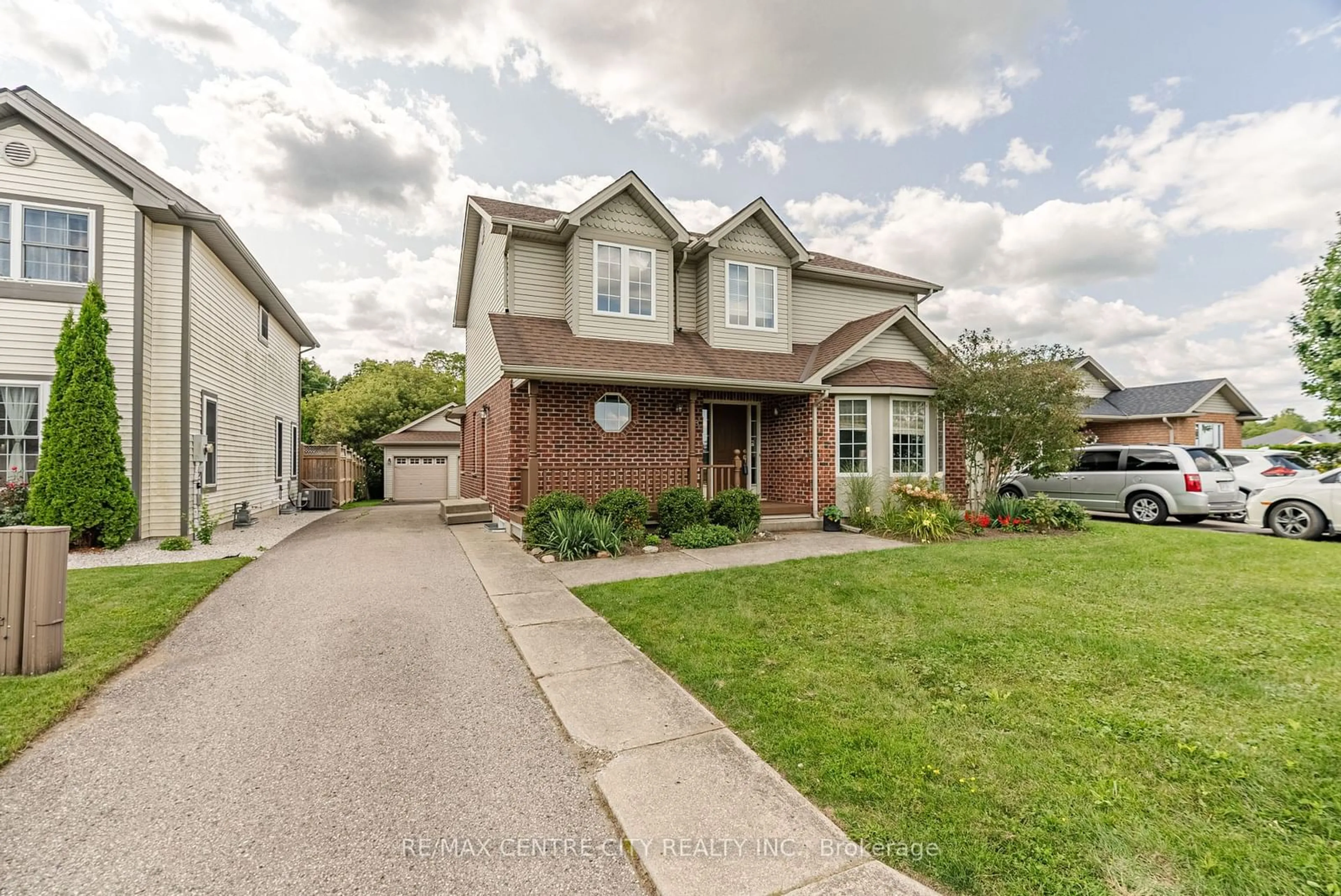 Frontside or backside of a home, the street view for 8 Cottonwood Blvd, Aylmer Ontario N5H 3H7