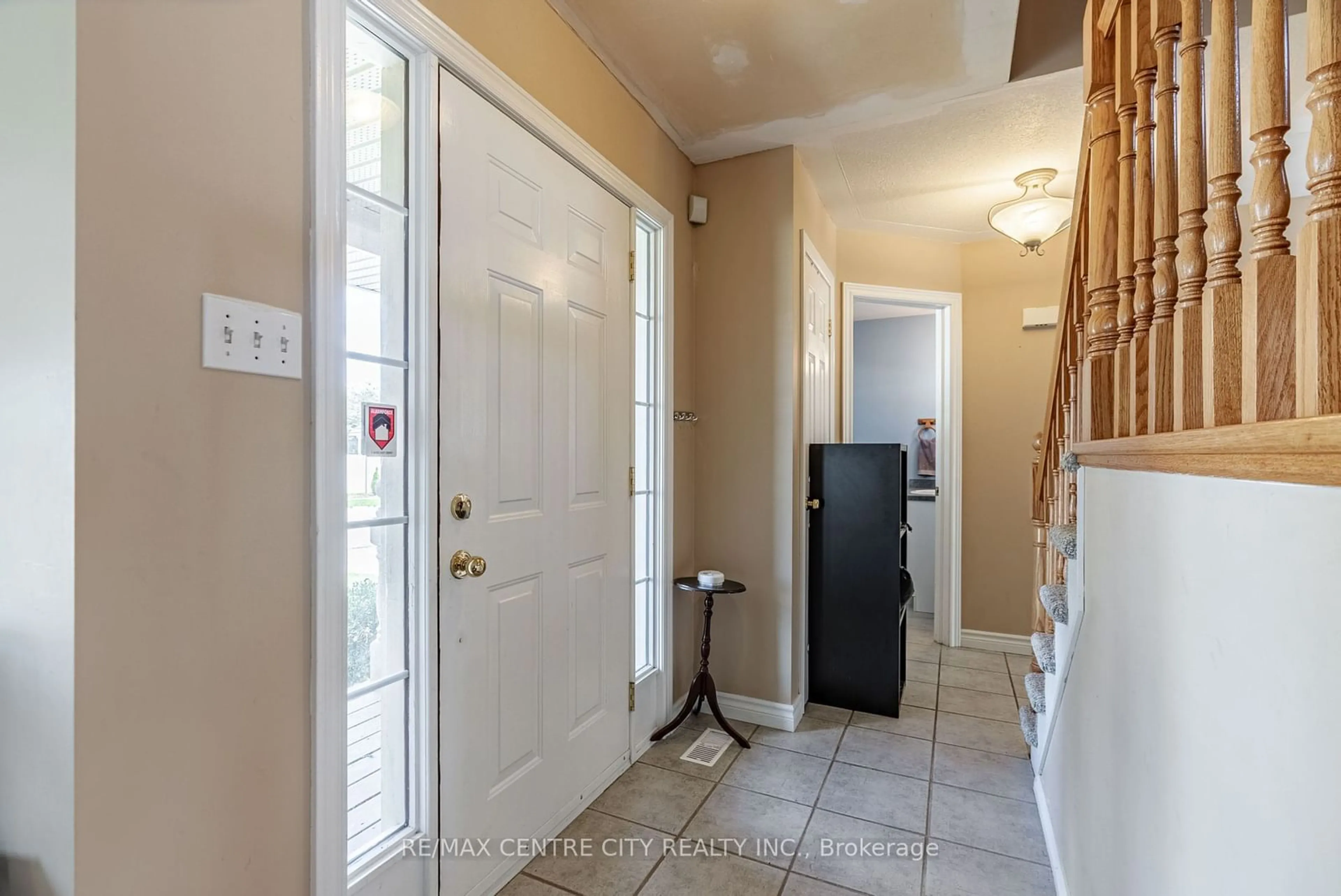 Indoor entryway, wood floors for 8 Cottonwood Blvd, Aylmer Ontario N5H 3H7