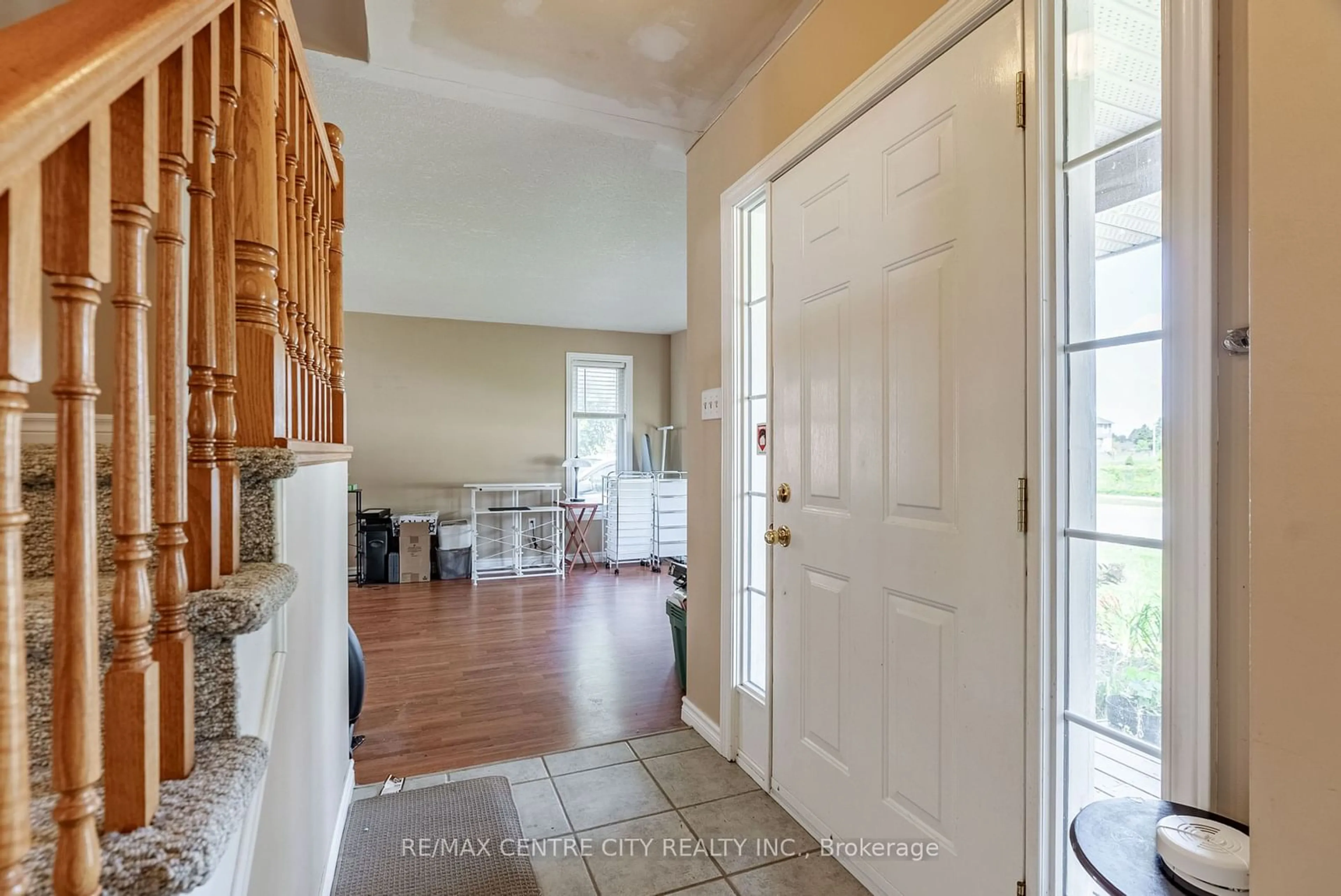 Indoor entryway, wood floors for 8 Cottonwood Blvd, Aylmer Ontario N5H 3H7