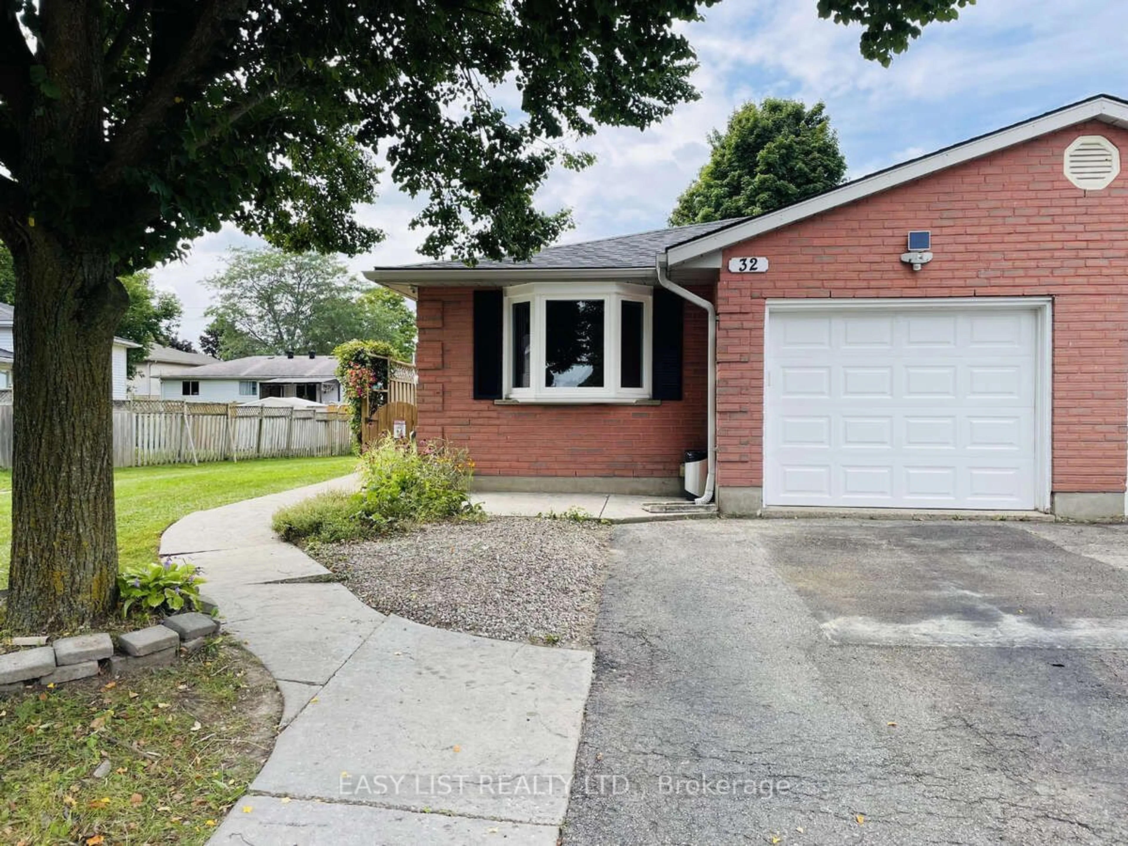 Frontside or backside of a home for 32 Kathleen St, Brant Ontario N3L 3X8