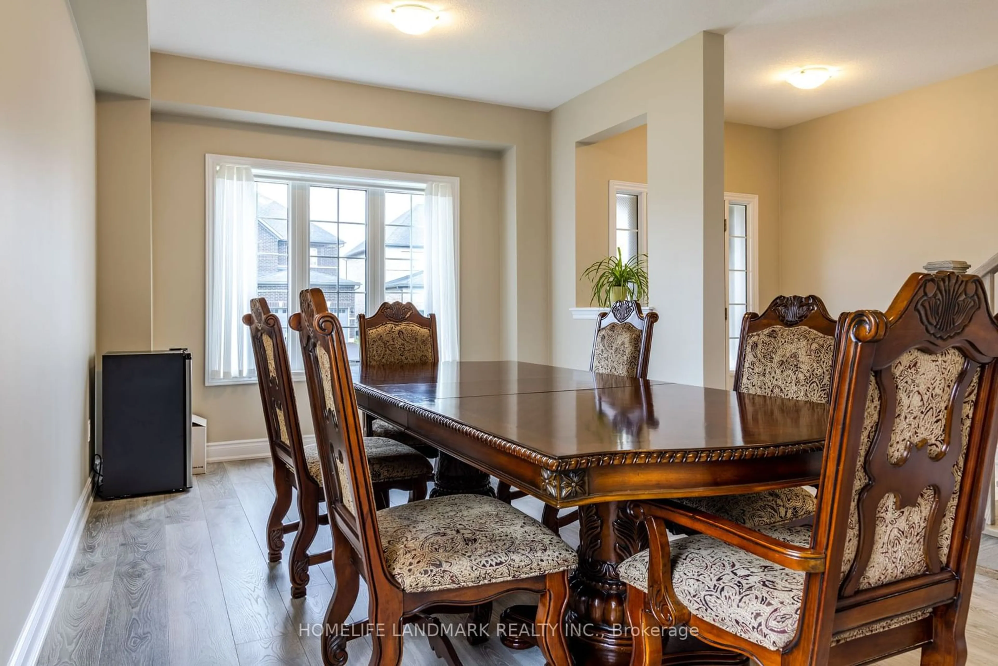 Dining room for 8 Venture Way, Thorold Ontario L0S 1A0