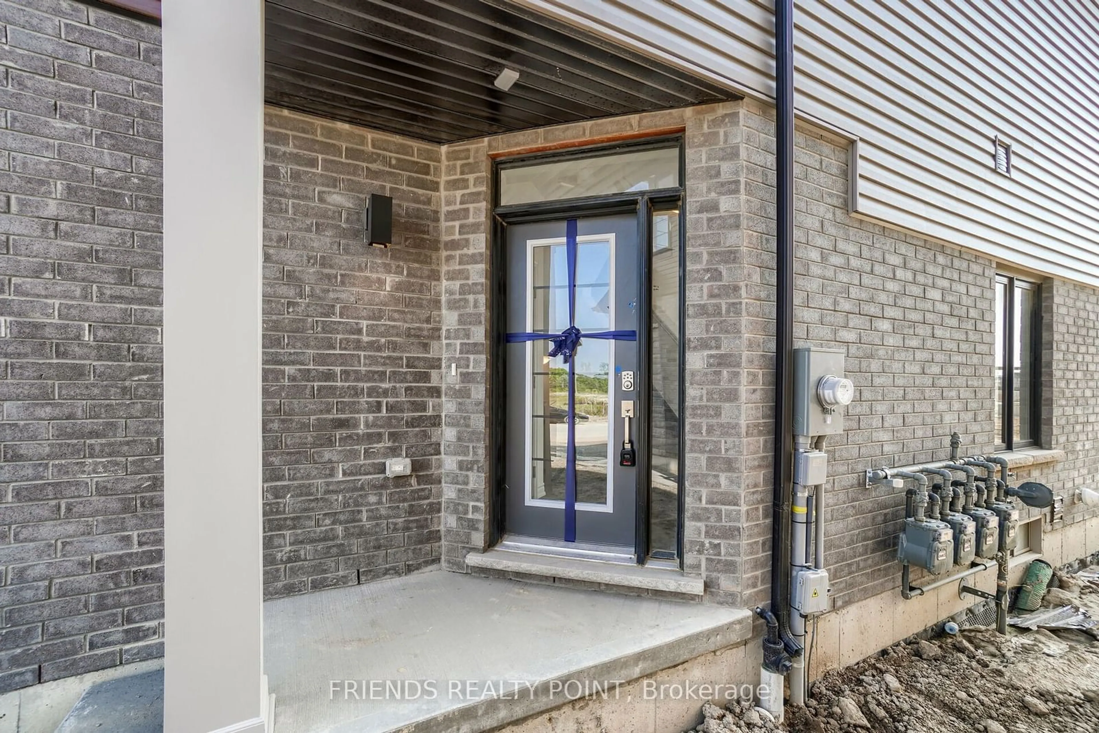 Indoor entryway for 195 Longboat Run, Brantford Ontario N3T 5L5