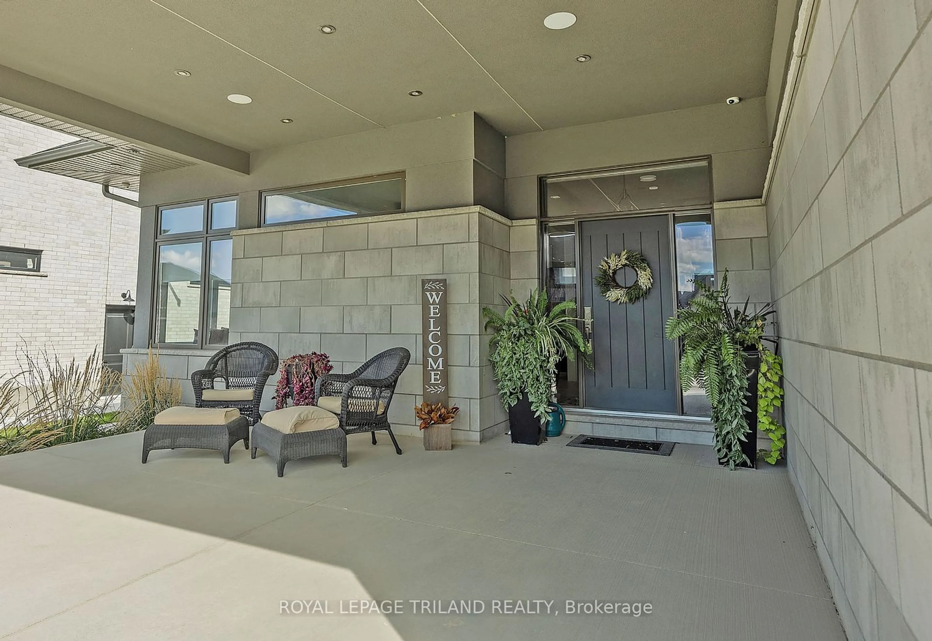 Indoor entryway, cement floor for 3478 SILVERLEAF Chse, London Ontario N6P 0G8