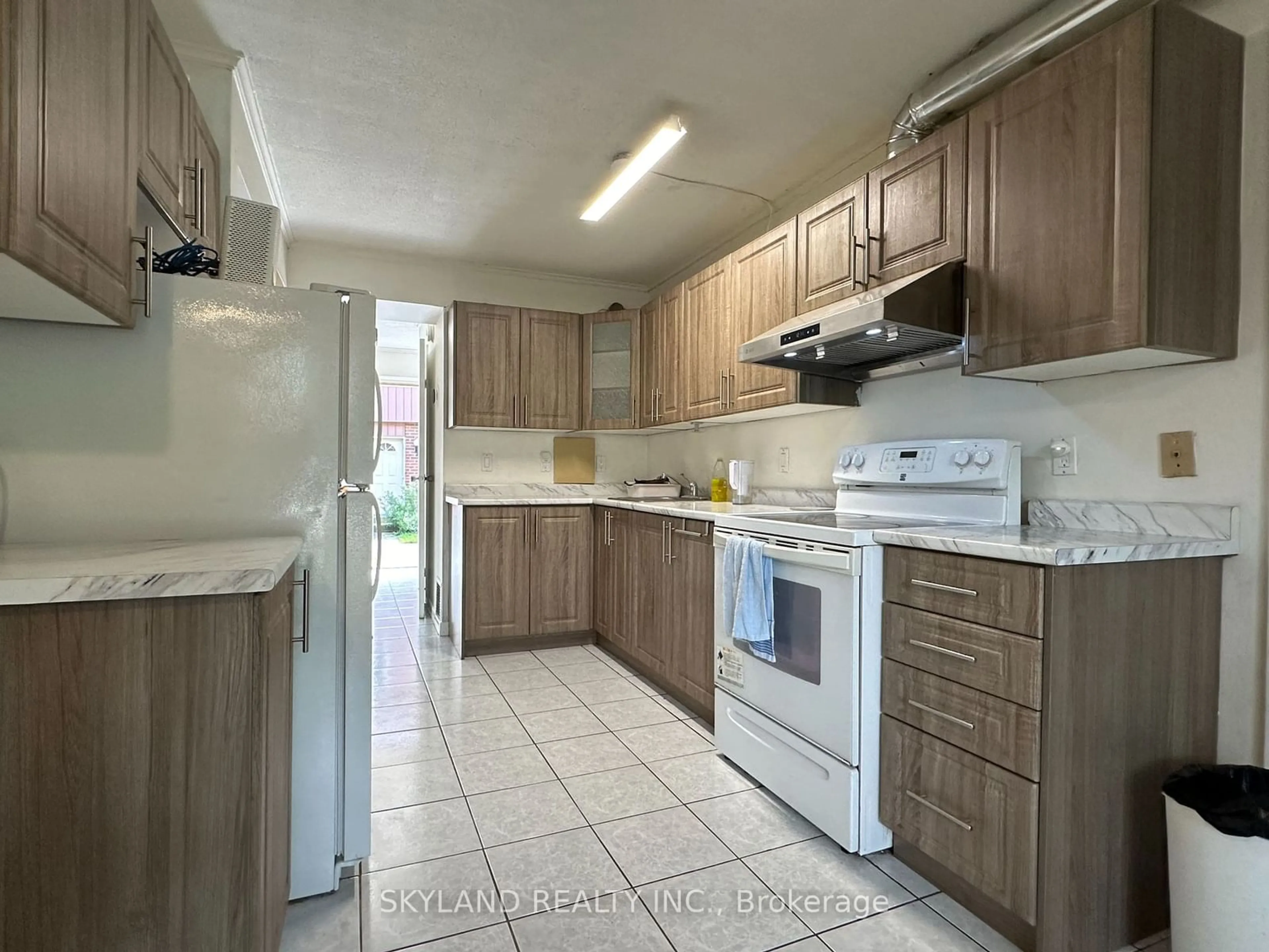 Standard kitchen for 121 University Ave #72, Waterloo Ontario N2J 4J1