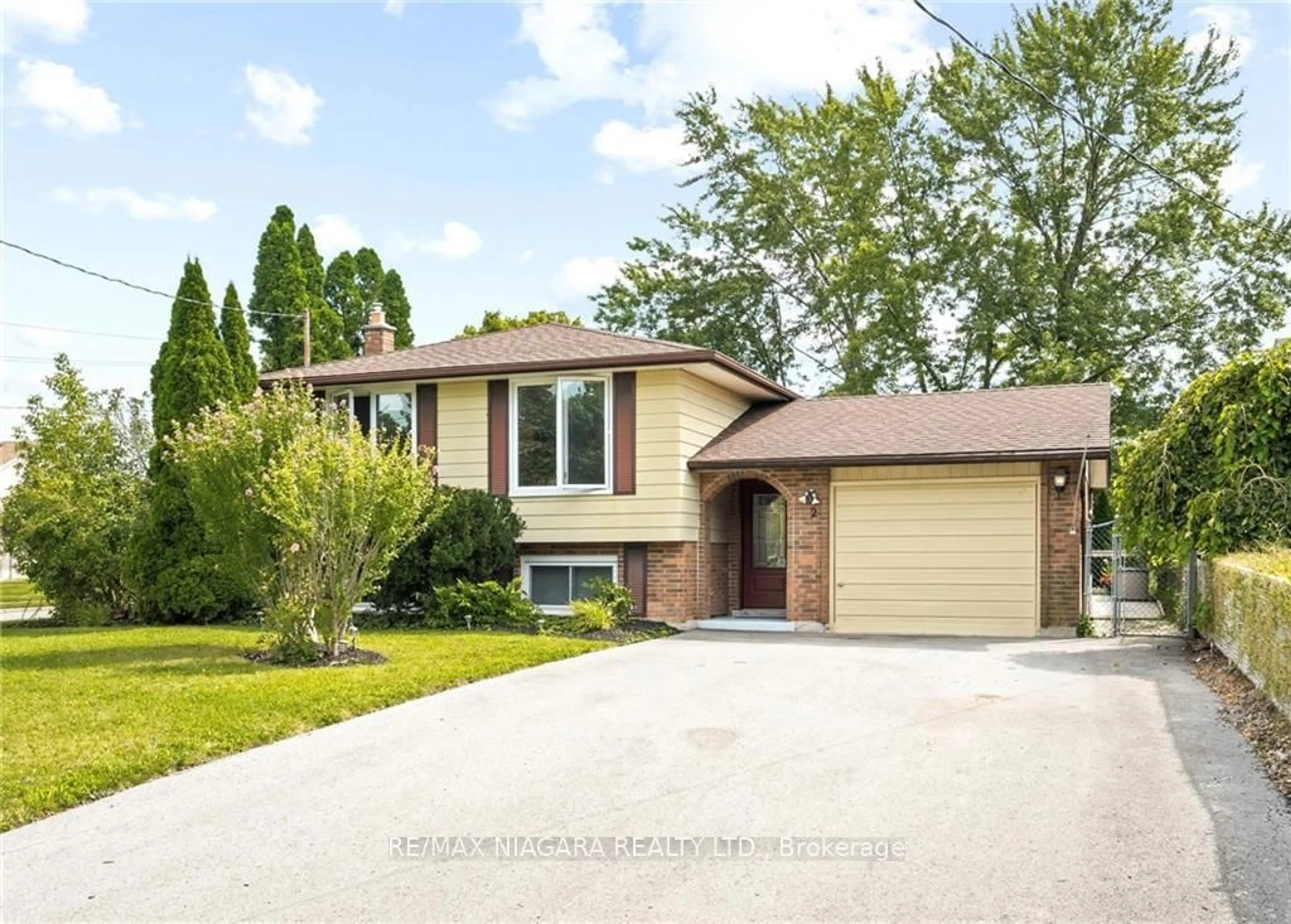 Frontside or backside of a home for 2 Acadia Cres, St. Catharines Ontario L2P 1H8