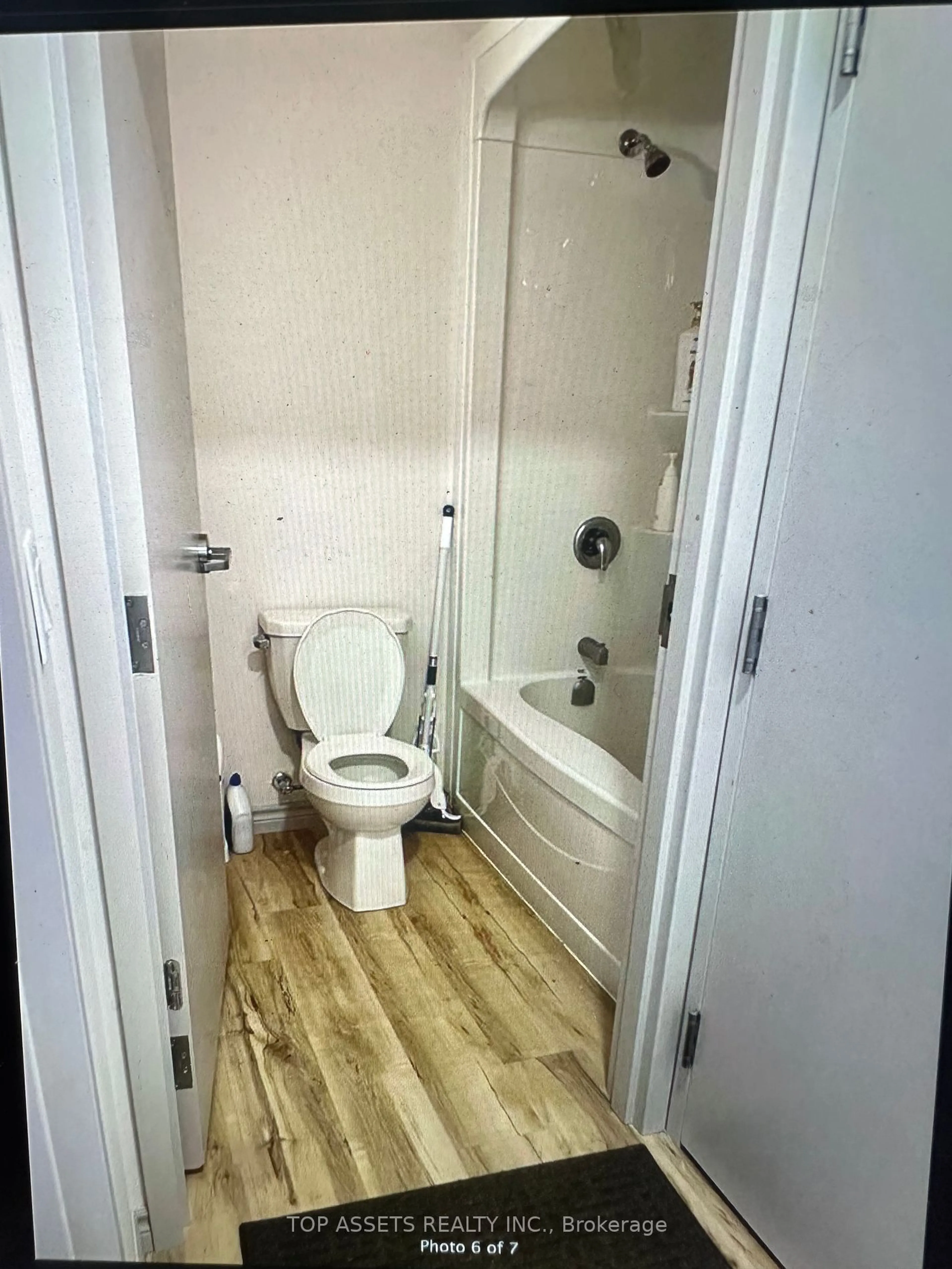 Standard bathroom for 269 Sunview St #502, Waterloo Ontario N2L 3W6