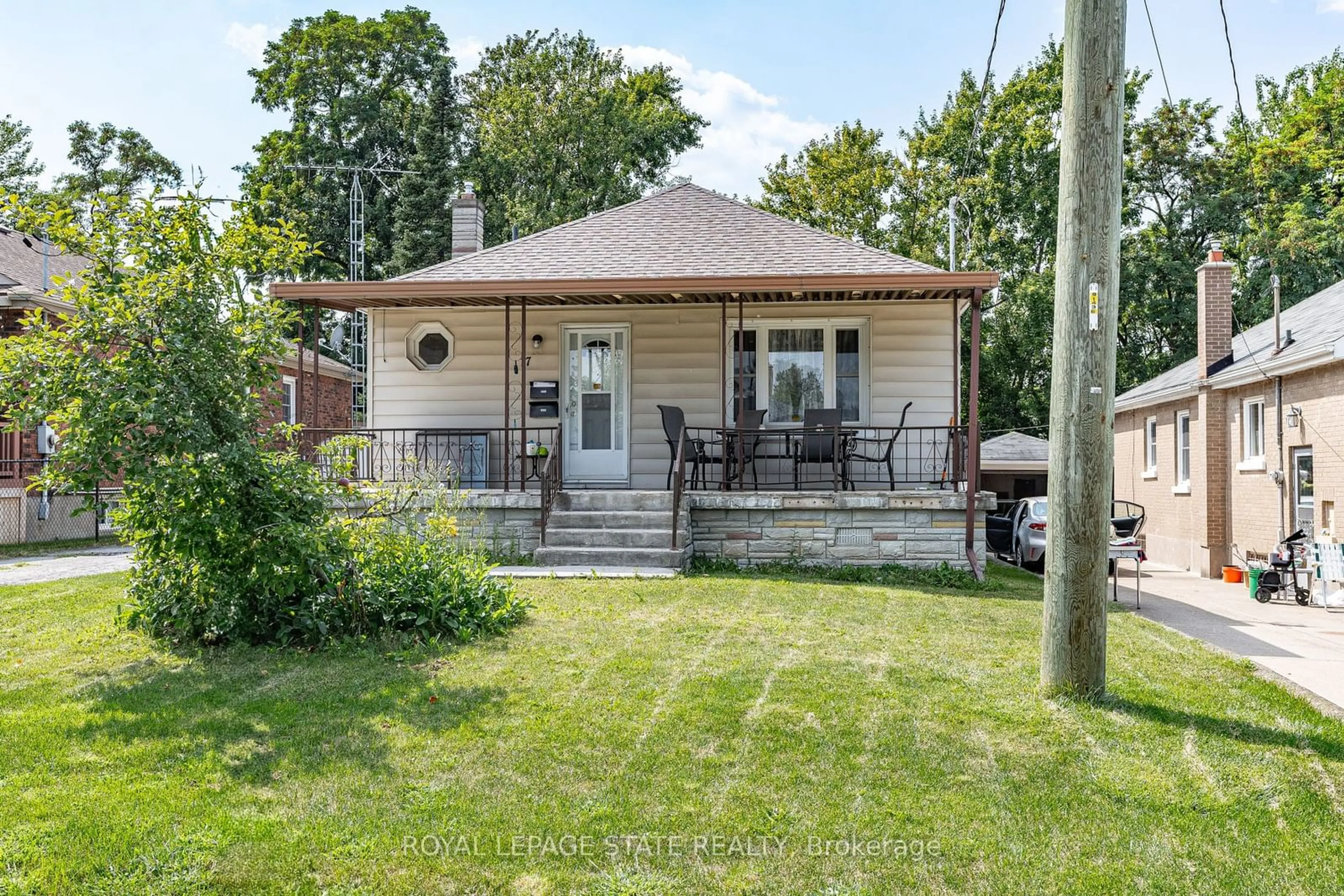 Frontside or backside of a home, cottage for 17 Prestwick Ave, St. Catharines Ontario L2P 2E5