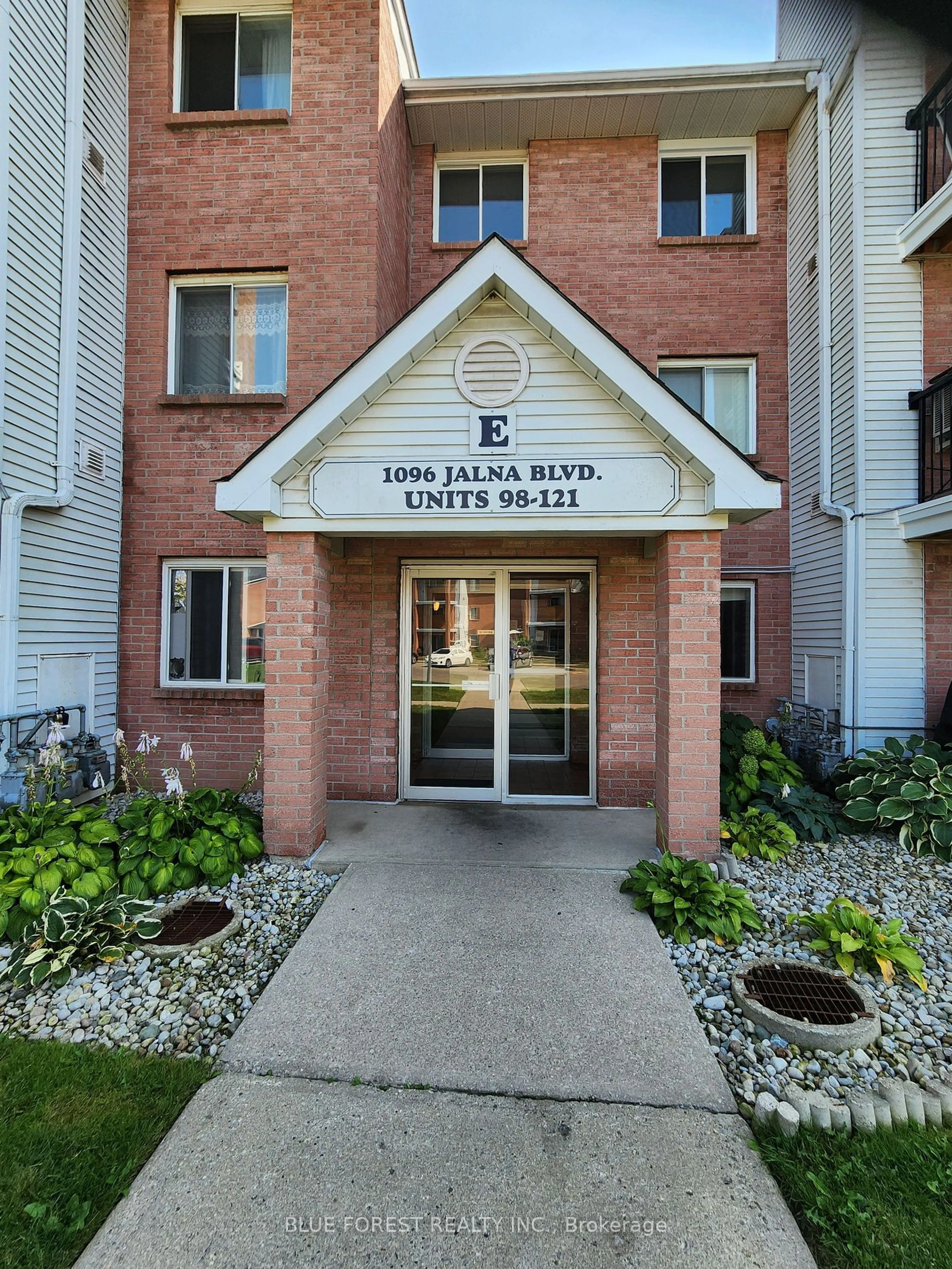 Indoor foyer for 1096 Jalna Blvd #103, London Ontario N6E 3B8