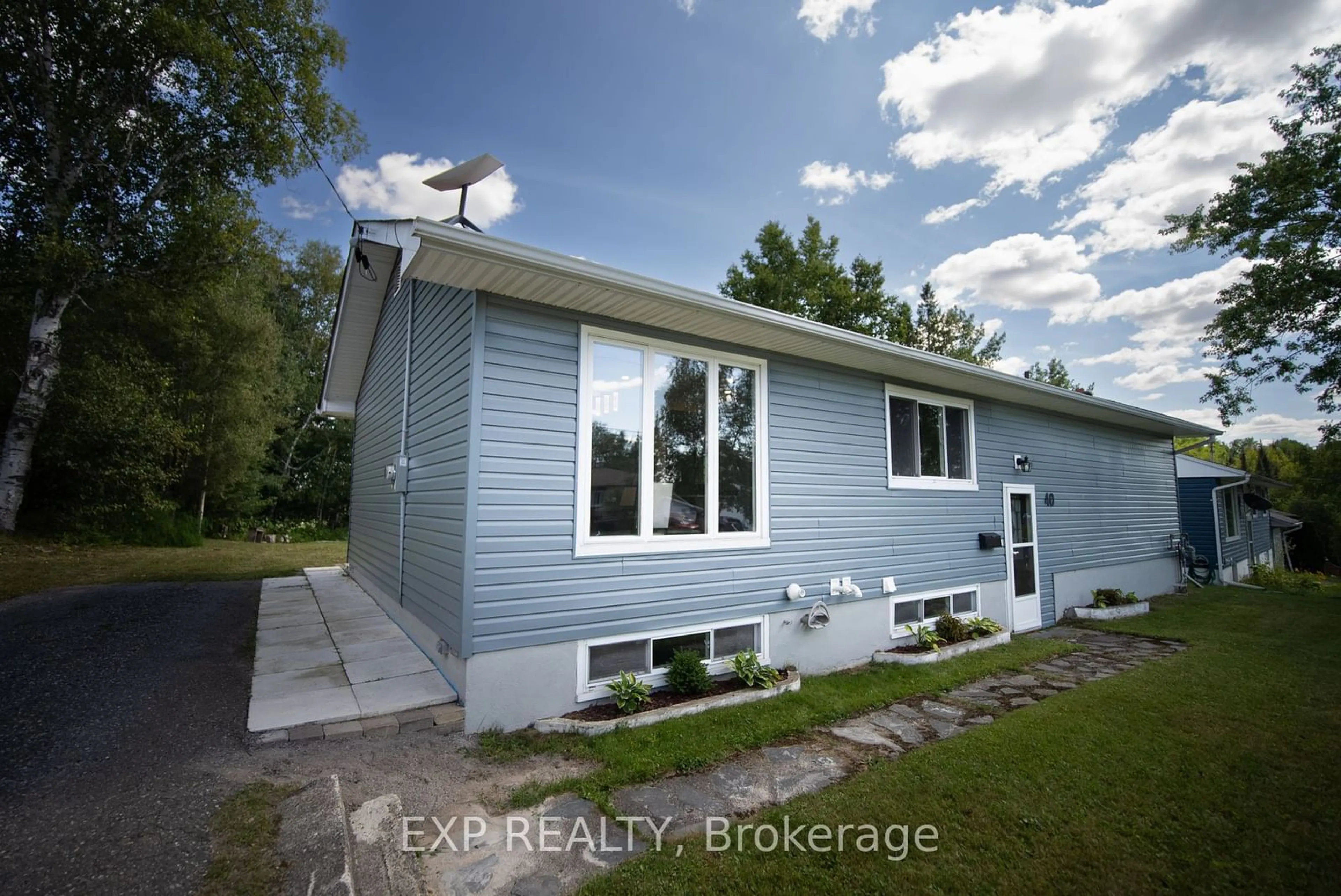 Frontside or backside of a home, cottage for 40 Birch Cres Cres, Temagami Ontario P0H 2H0