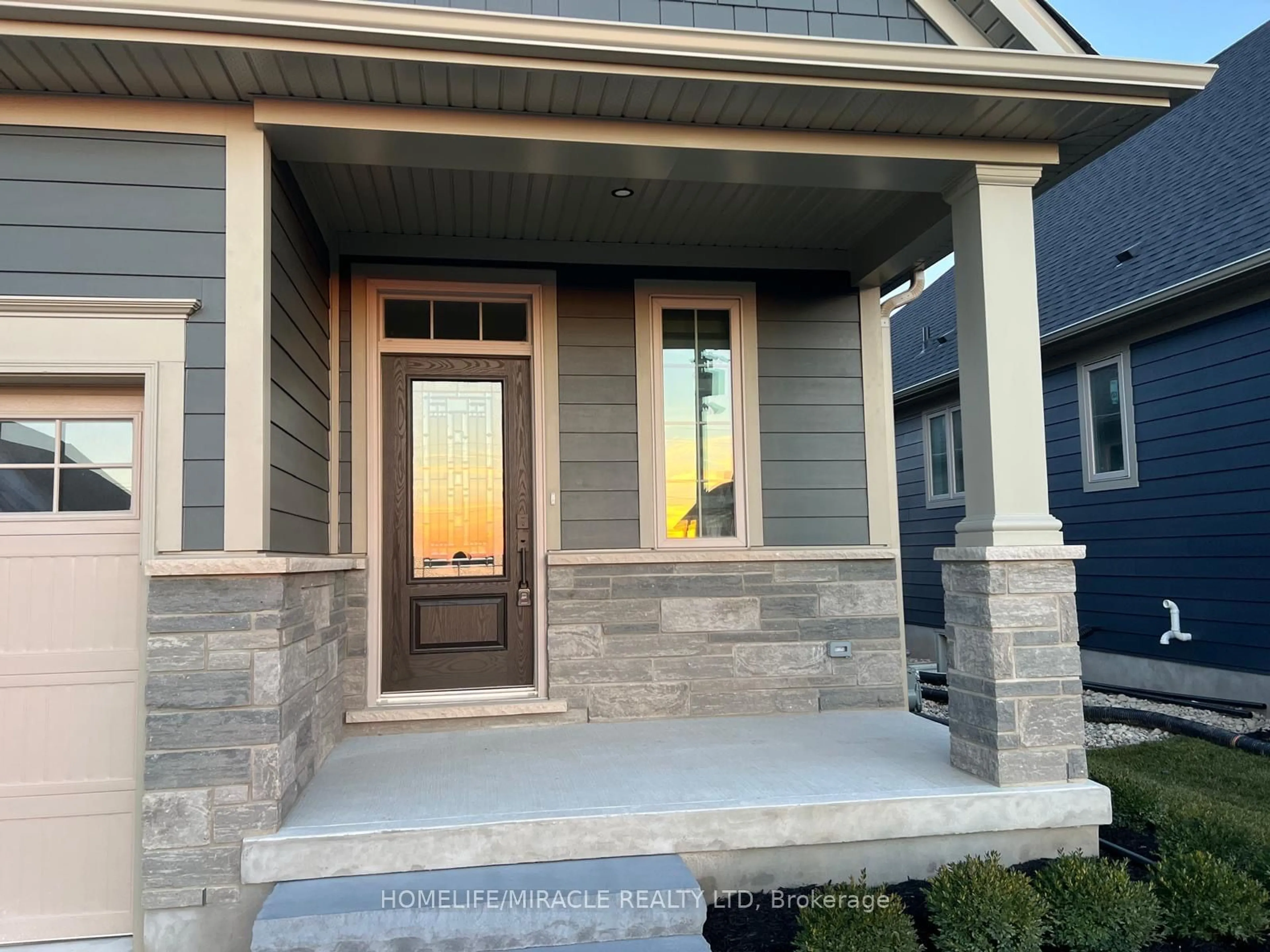 Indoor entryway, wood floors for 3920 Mitchell Cres, Fort Erie Ontario L0S 1S0