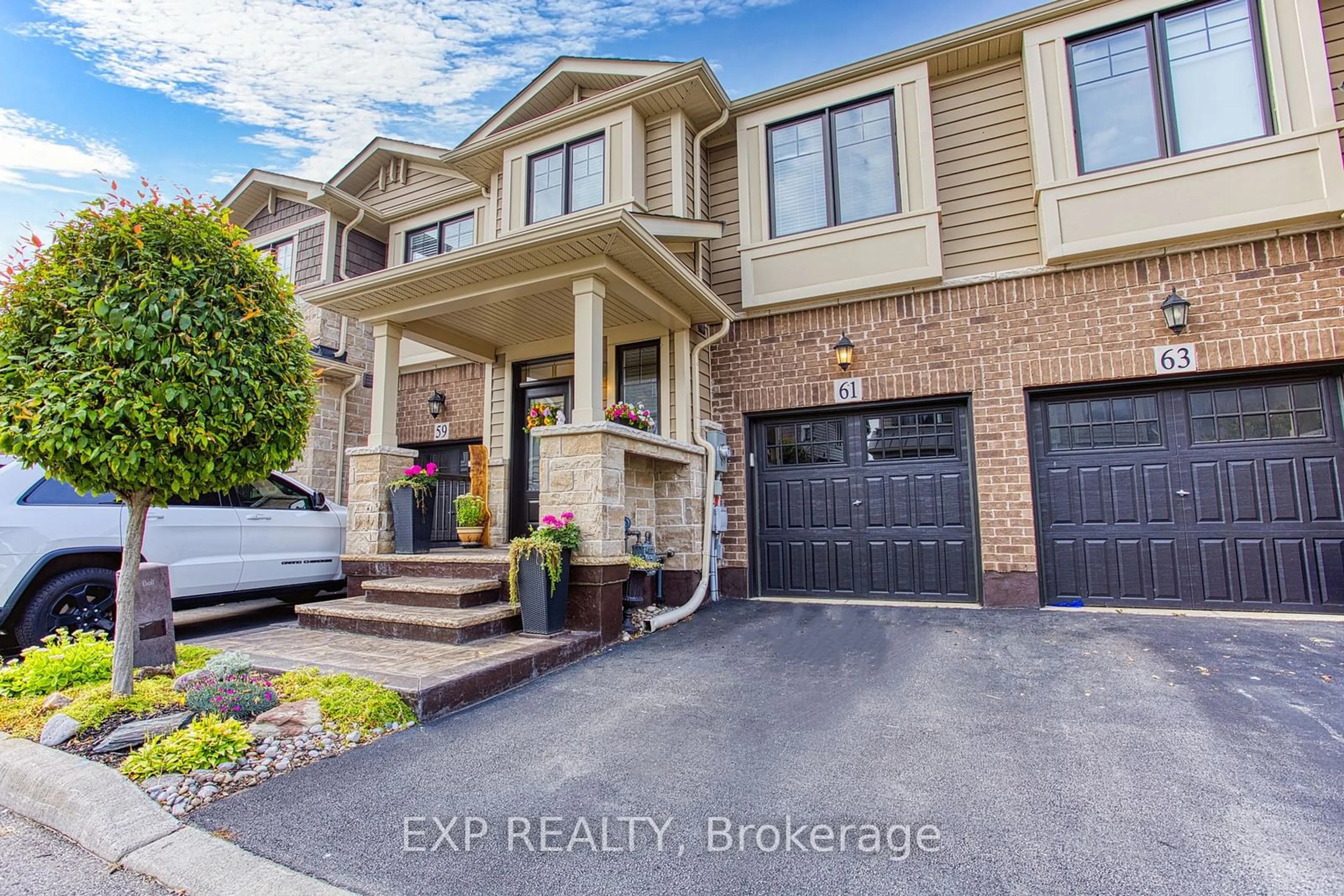 A pic from exterior of the house or condo, the street view for 61 Waterview Lane, Grimsby Ontario L3M 0H2