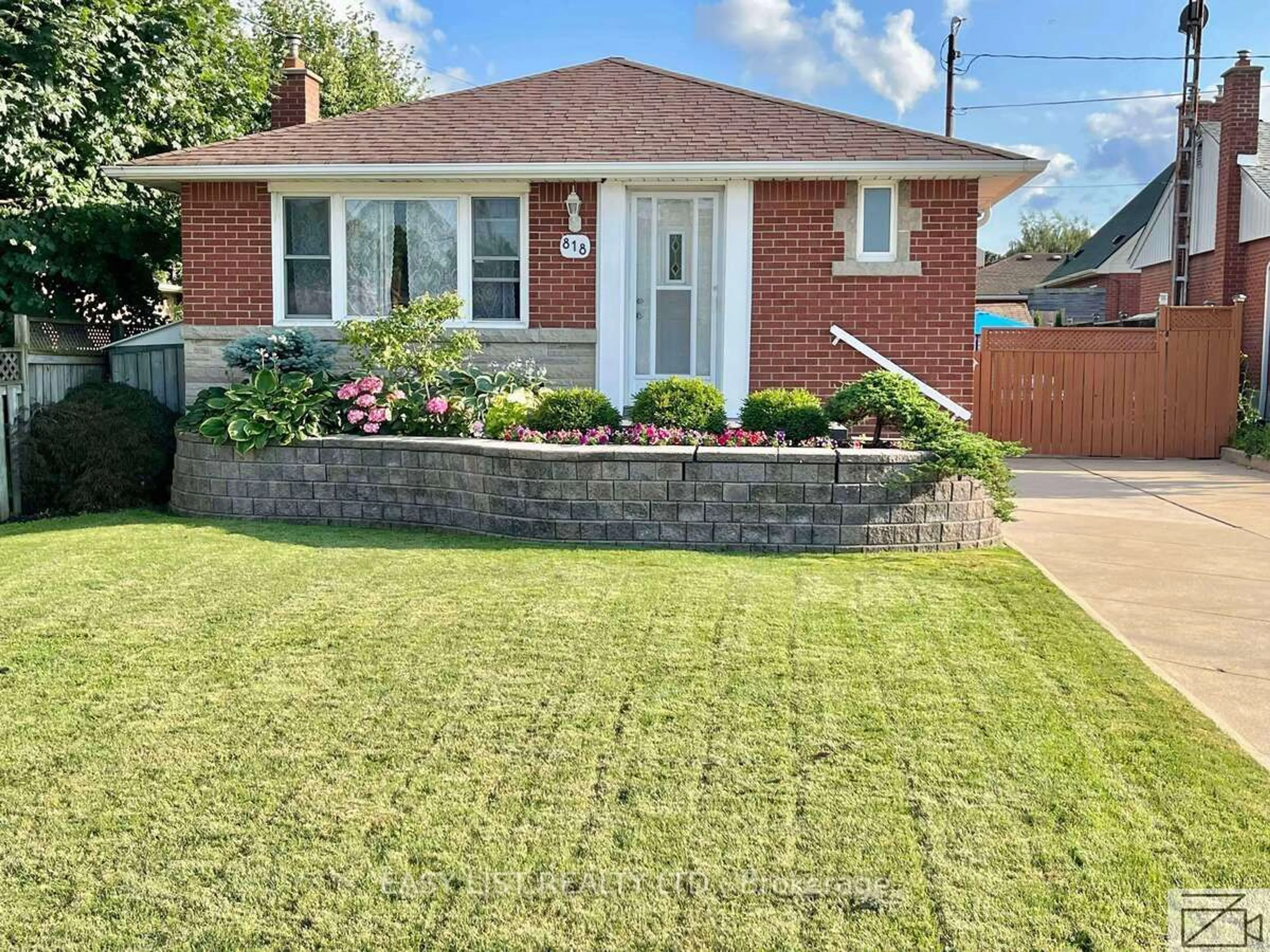 Home with brick exterior material for 818 Ninth Ave, Hamilton Ontario L8T 2A9