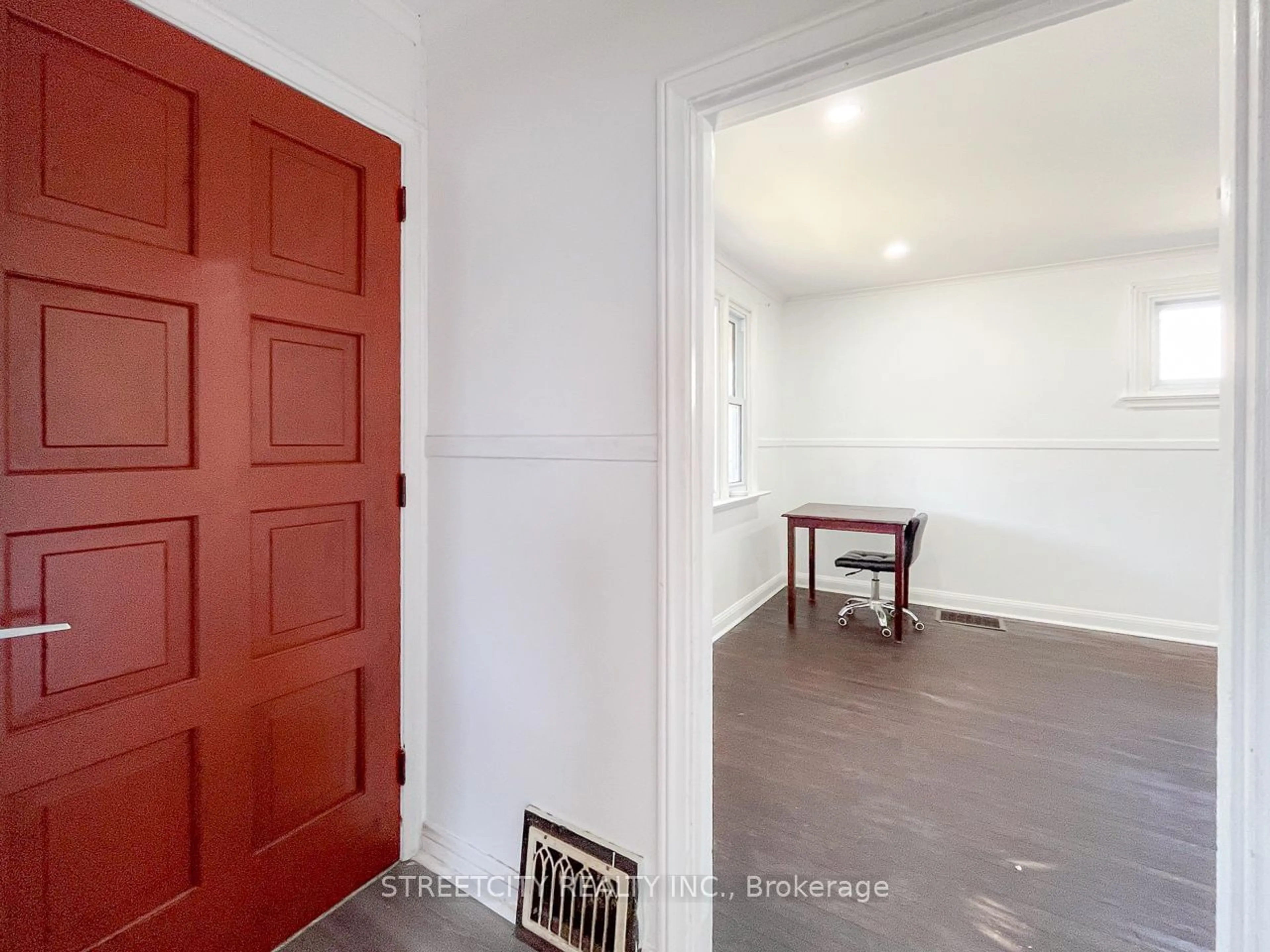 Indoor entryway, not visible floor for 116 Sterling St, London Ontario N5Y 1Y8