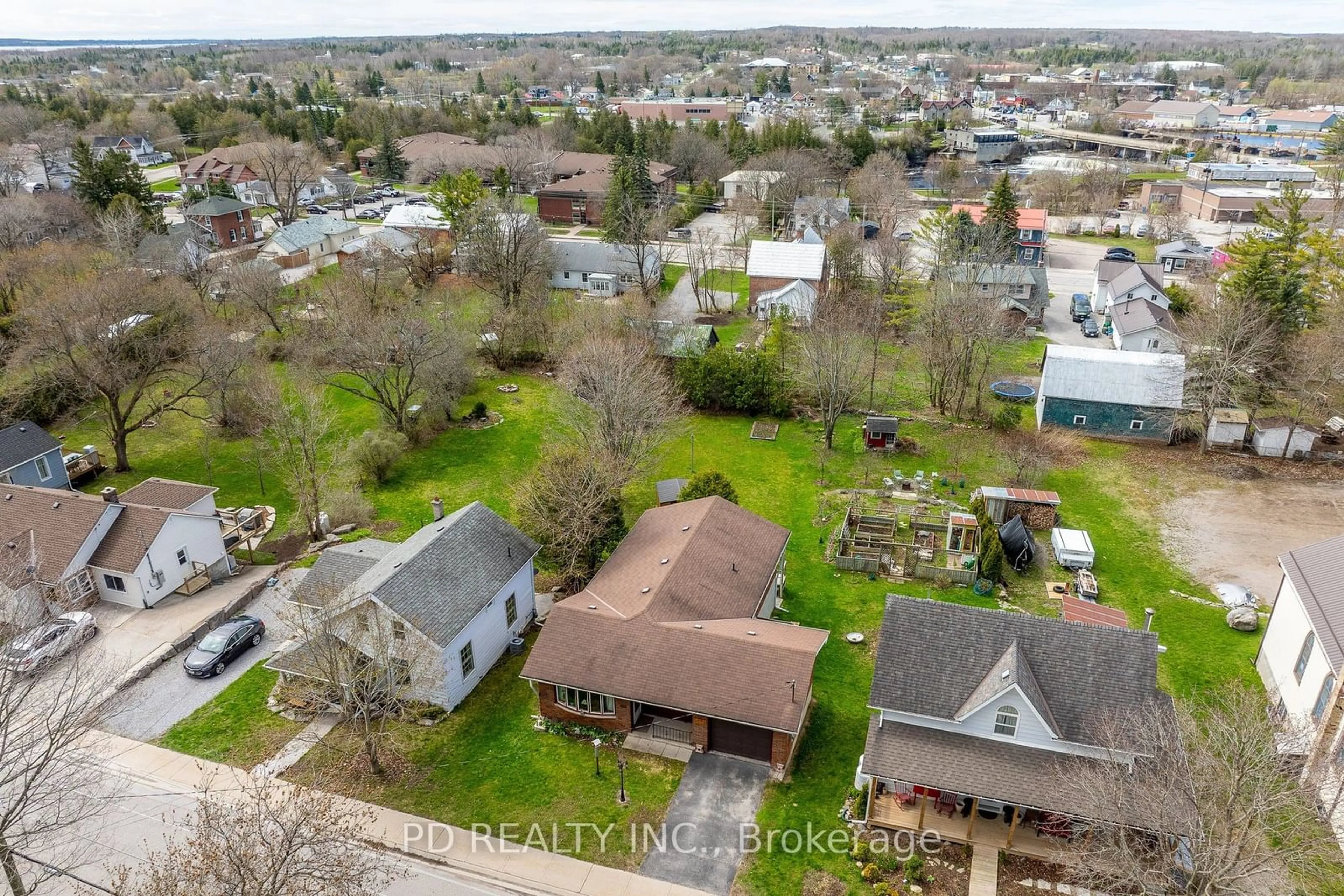 A pic from outside/outdoor area/front of a property/back of a property/a pic from drone, city buildings view from balcony for 28 Bond St, Kawartha Lakes Ontario K0M 1N0