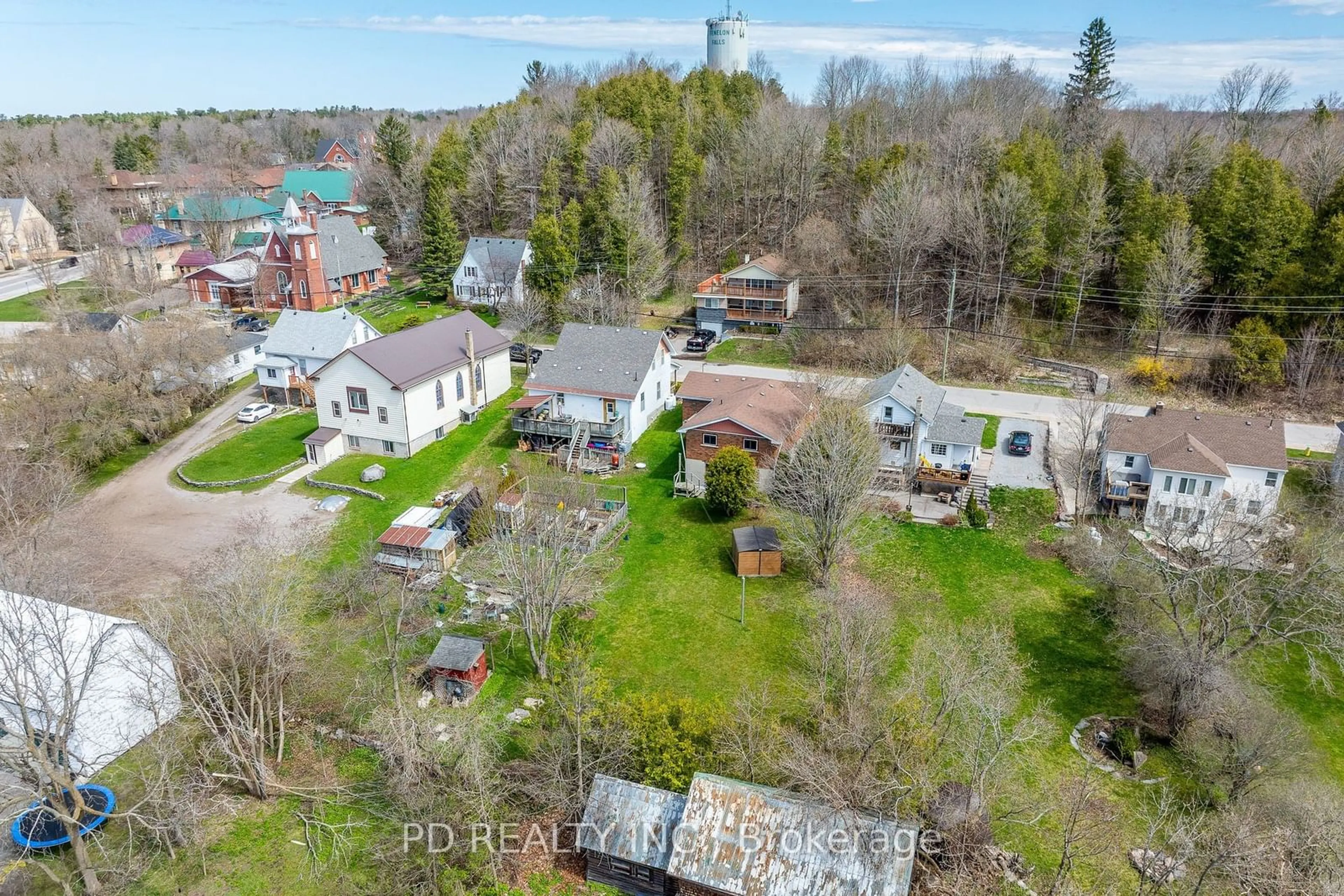 A pic from outside/outdoor area/front of a property/back of a property/a pic from drone, unknown for 28 Bond St, Kawartha Lakes Ontario K0M 1N0