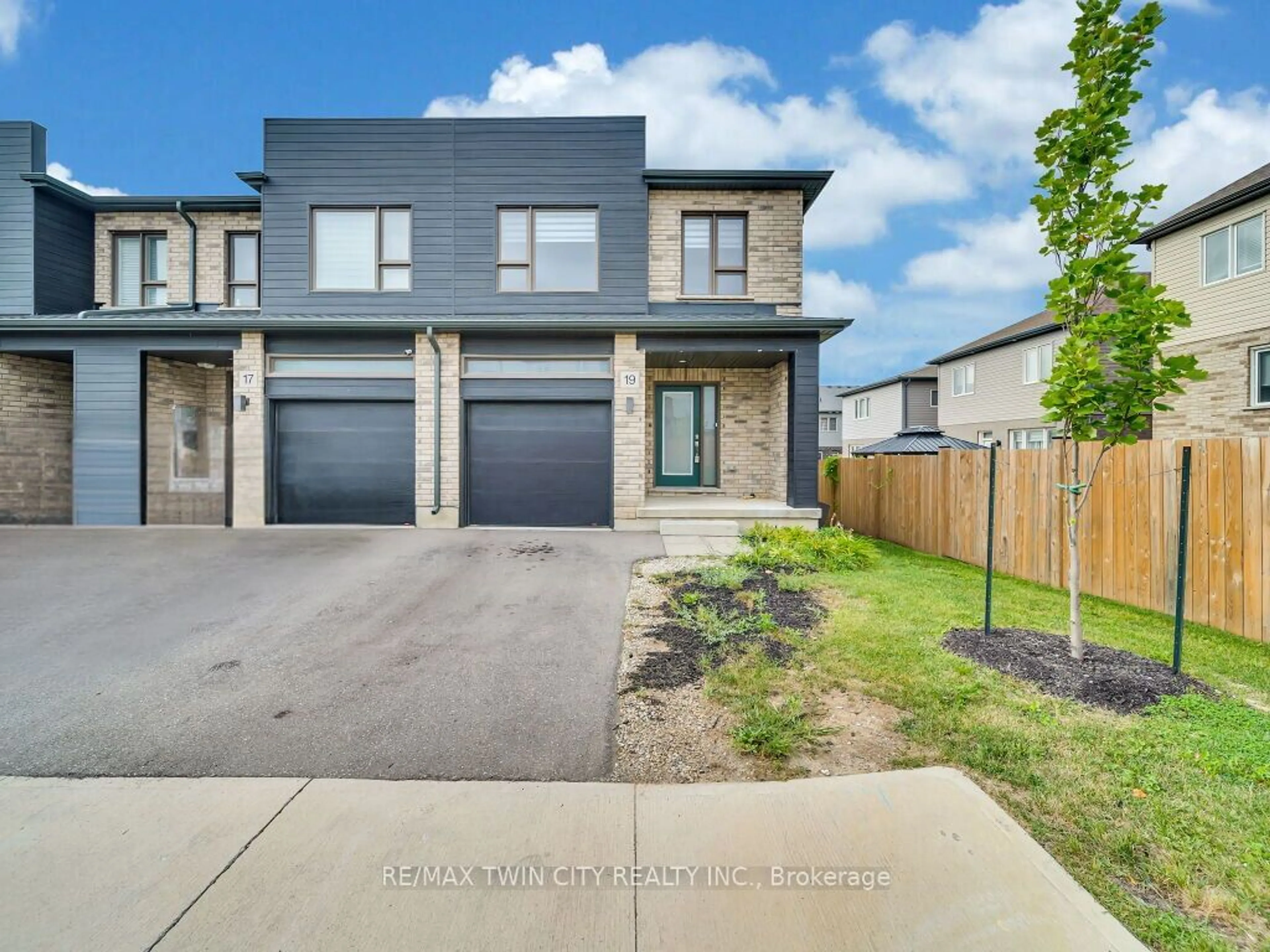 Frontside or backside of a home for 19 Shedrow Pl, Kitchener Ontario N2R 1R2