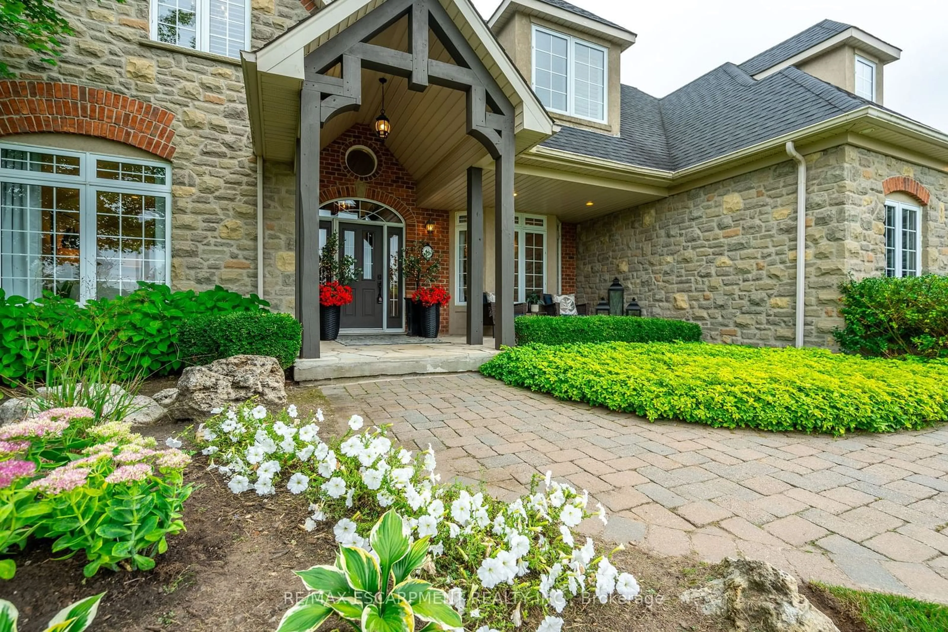 Indoor entryway for 3 Oldenburg Rd, Hamilton Ontario L0R 1H3