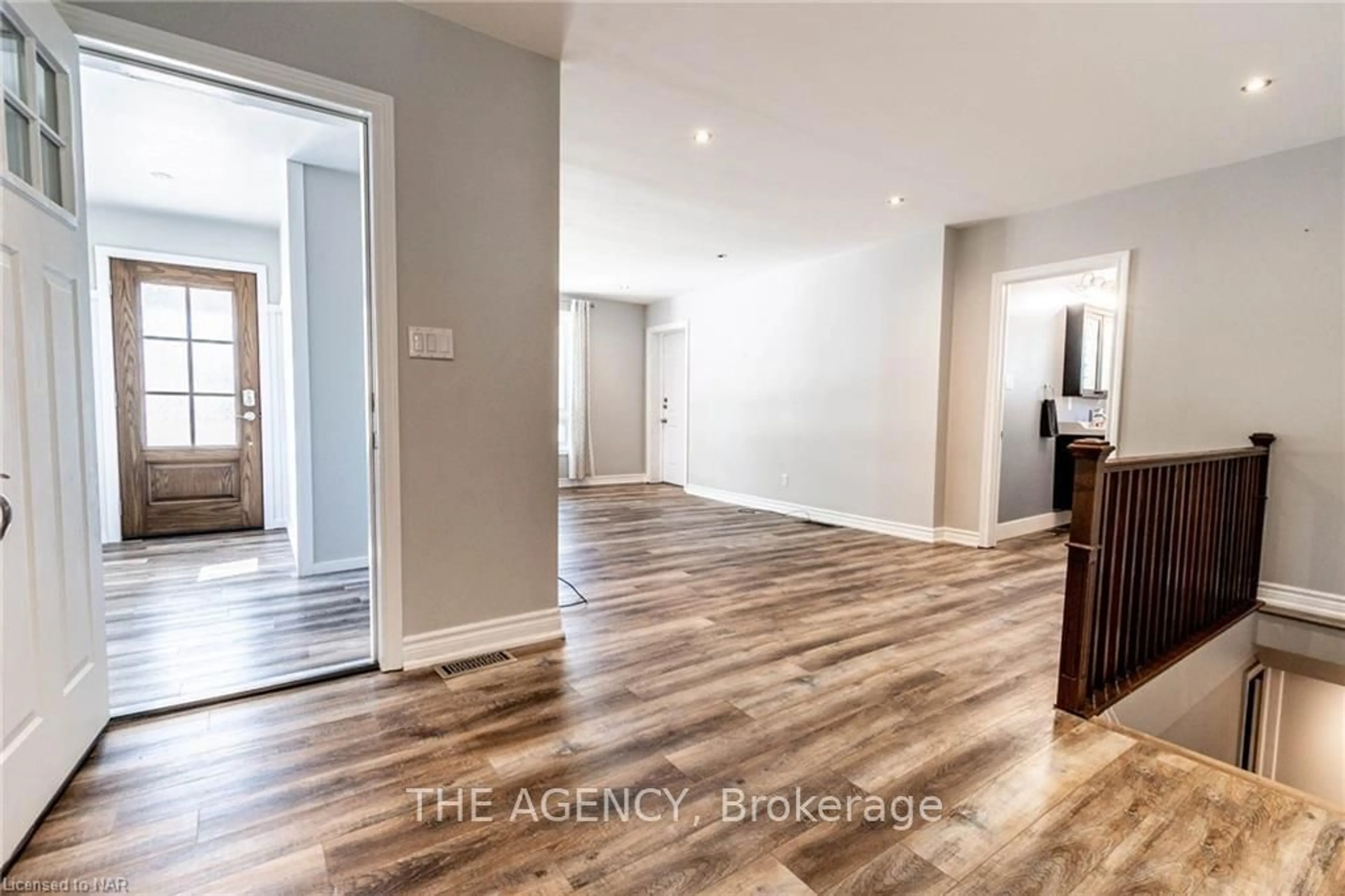 Indoor entryway, wood floors for 2540 Airline St, Fort Erie Ontario L0S 1S0