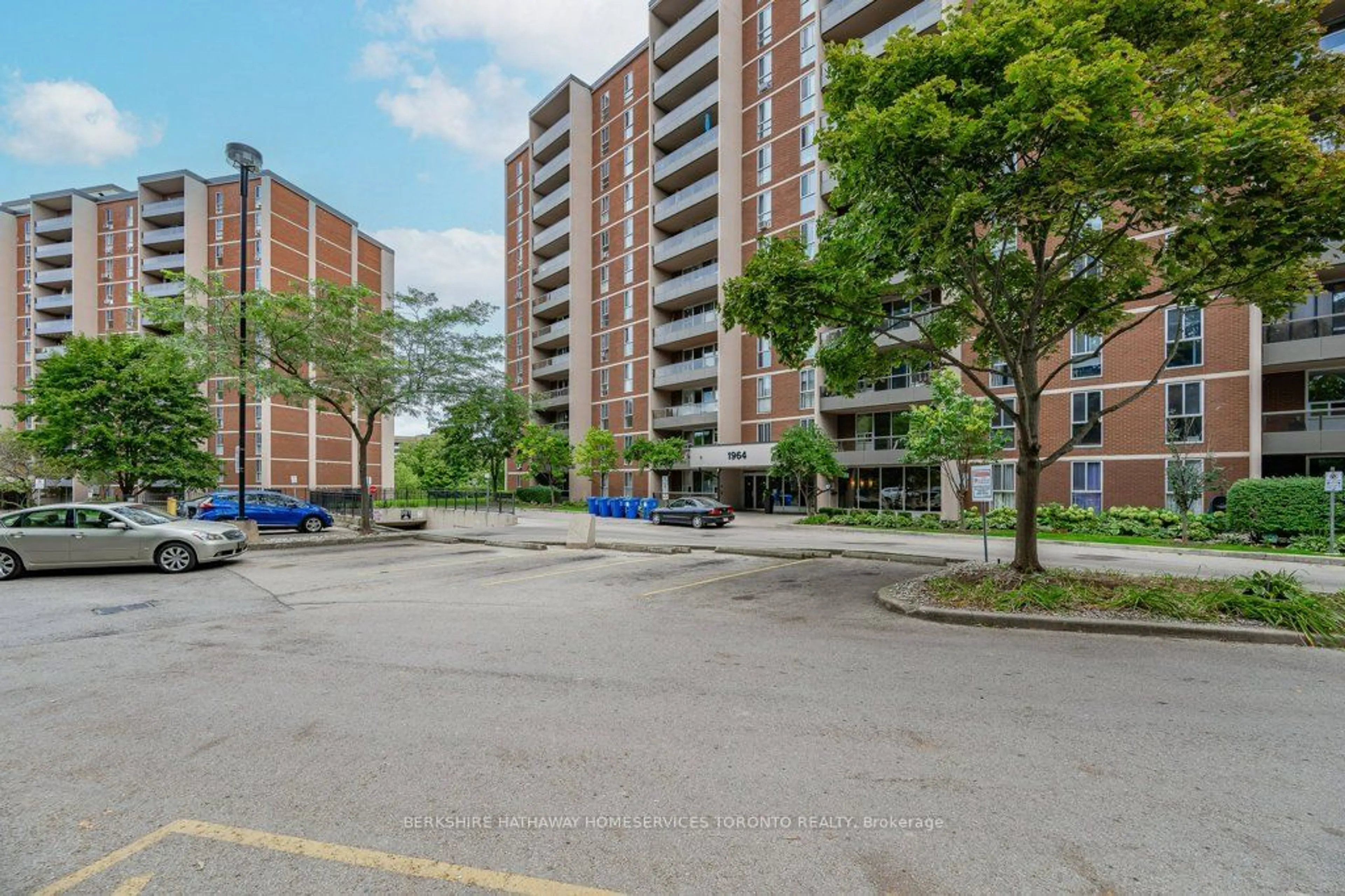 A pic from exterior of the house or condo for 1964 Main St #803, Hamilton Ontario L8S 1J5