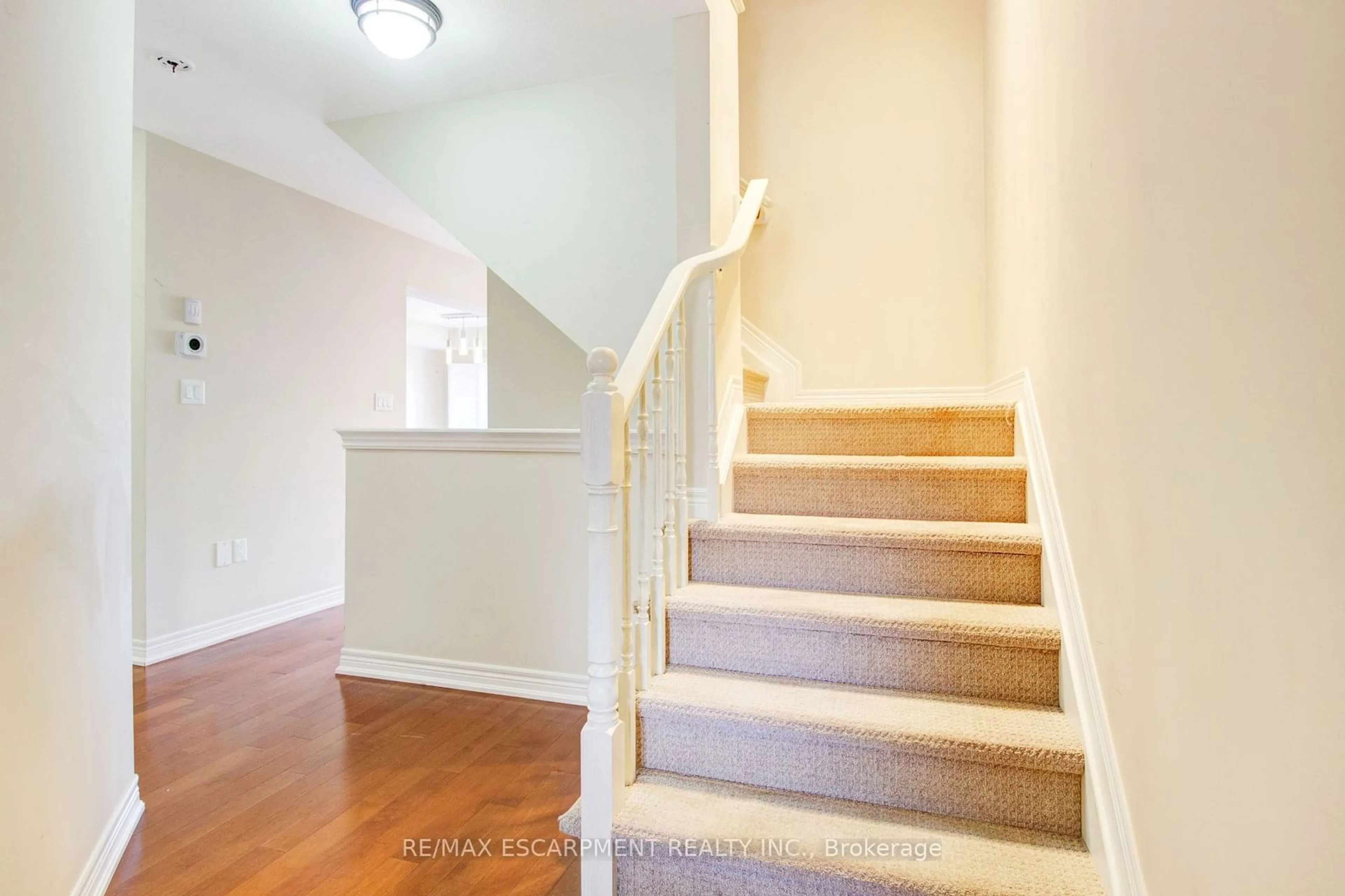 Stairs for 6411 Shapton Cres, Niagara Falls Ontario L2H 0B3