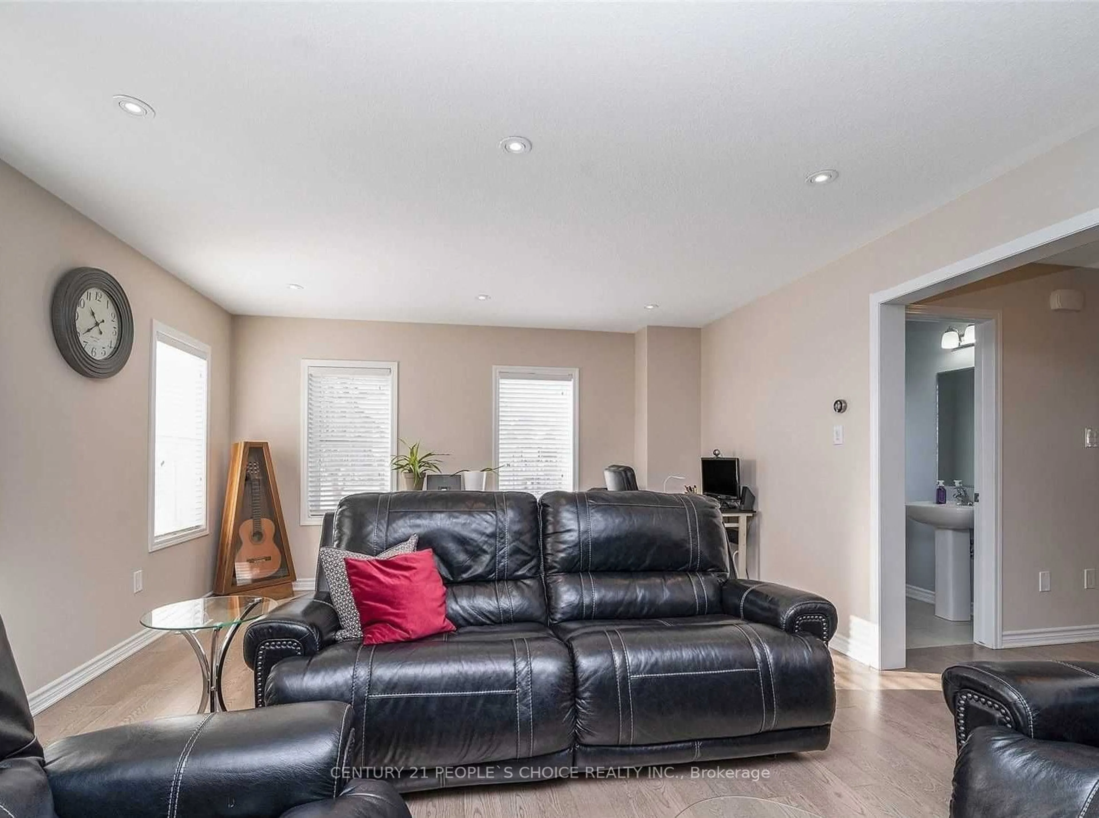 Living room for 22 Spring Creek Dr #70, Hamilton Ontario L8B 1V7