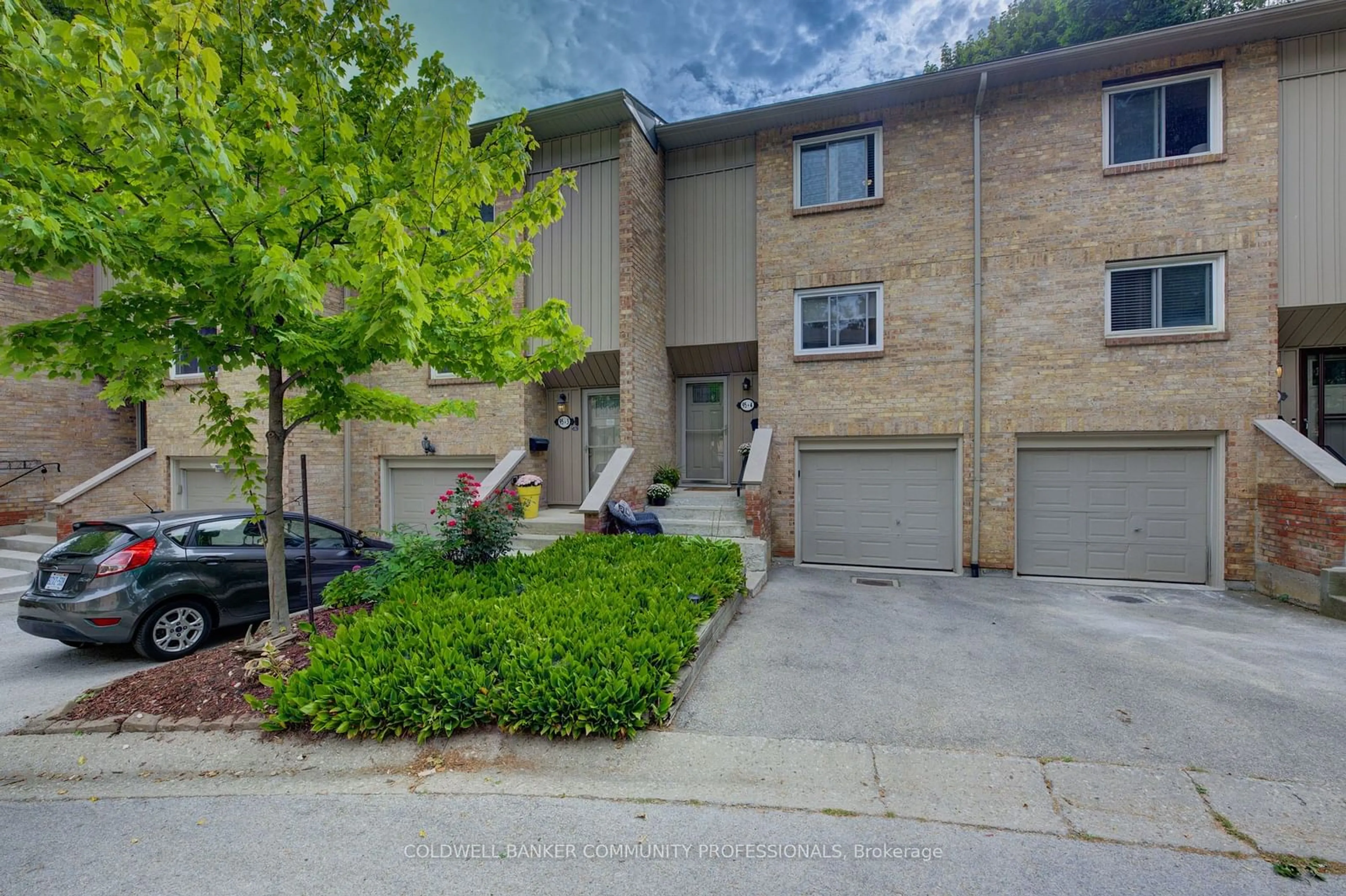 A pic from exterior of the house or condo for 95 Fonthill Rd #4, Hamilton Ontario L9C 6T1