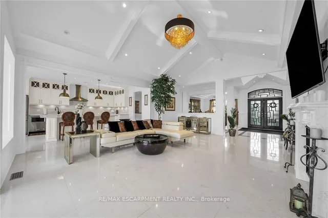 Additional property image - 94 SEABREEZE Cres