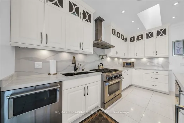 Additional property image - 94 SEABREEZE Cres