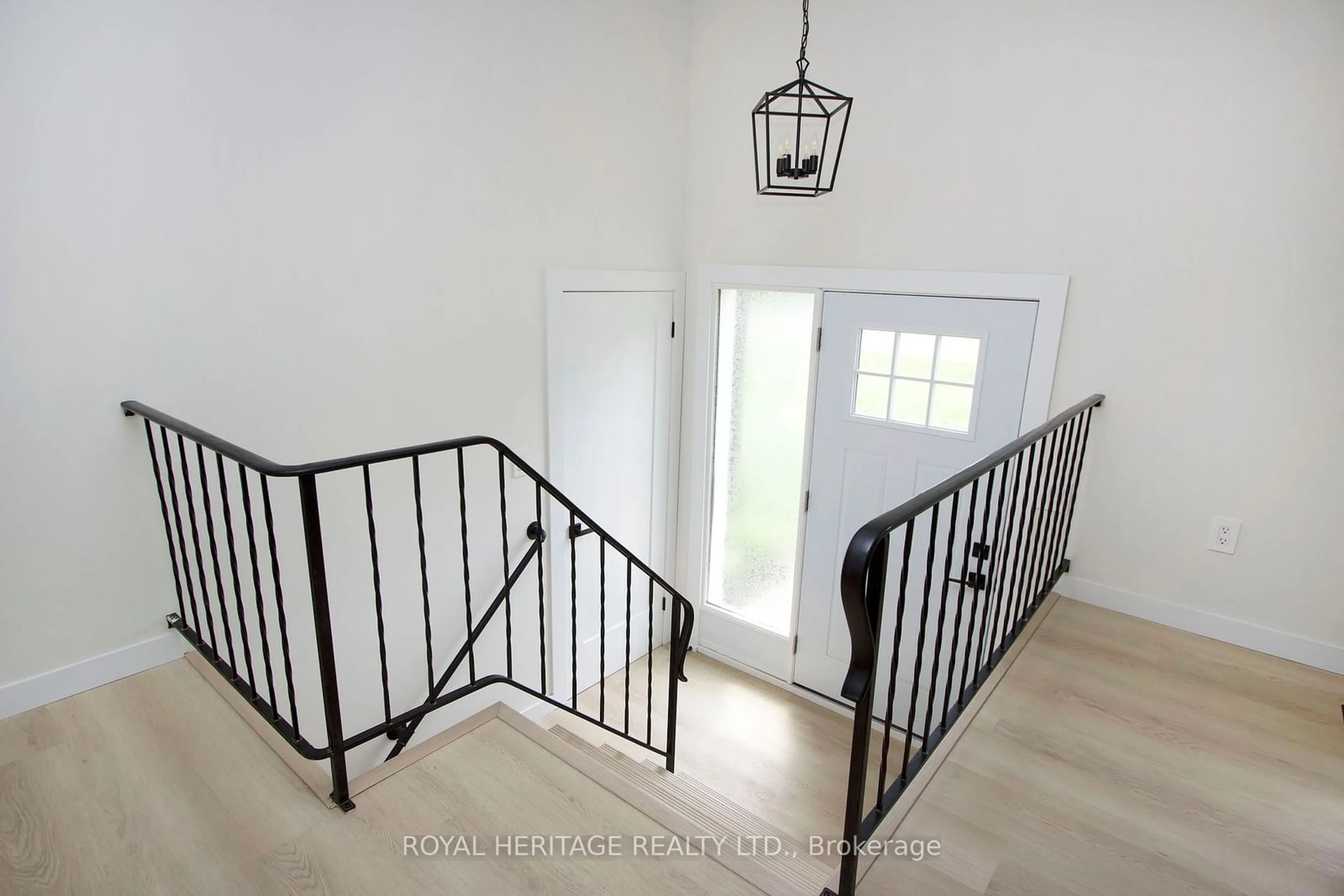 Indoor entryway, wood floors for 689 Cedarvale Cres, Smith-Ennismore-Lakefield Ontario K0L 1T0