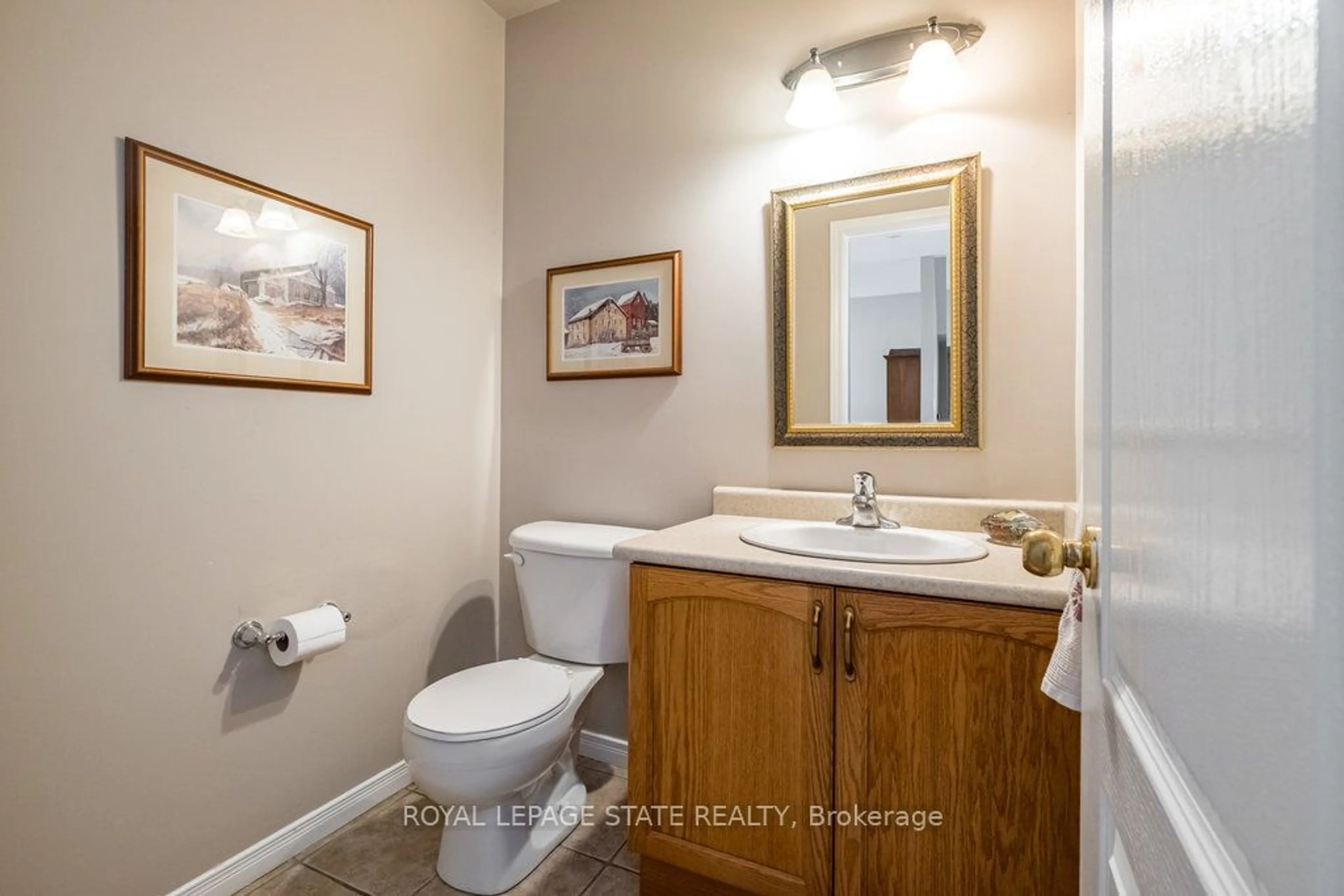 Standard bathroom for 522 Stonehenge Dr, Hamilton Ontario L9K 1S7