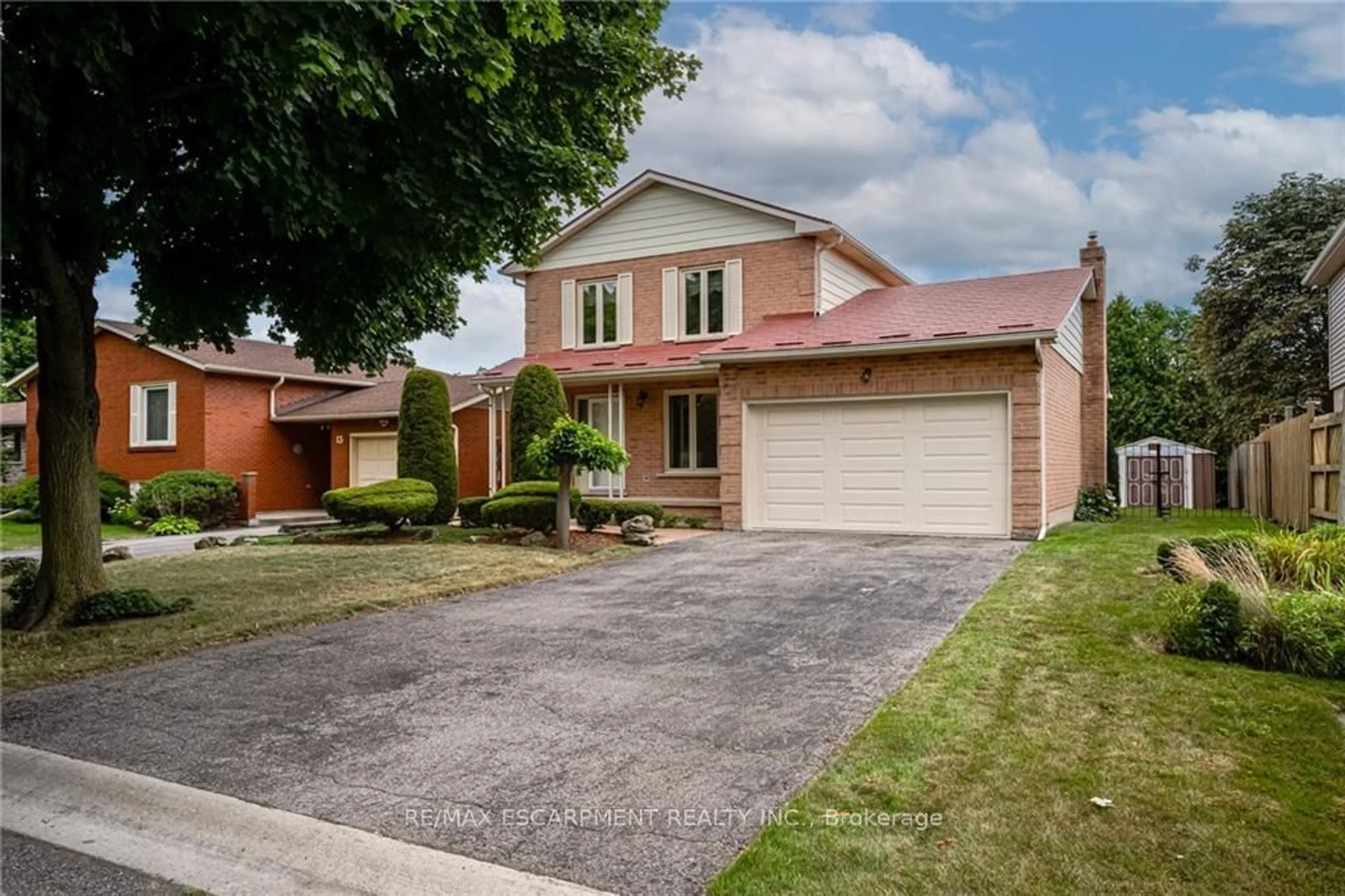 Frontside or backside of a home for 15 Amesbury Cres, Hamilton Ontario L8J 1Z9