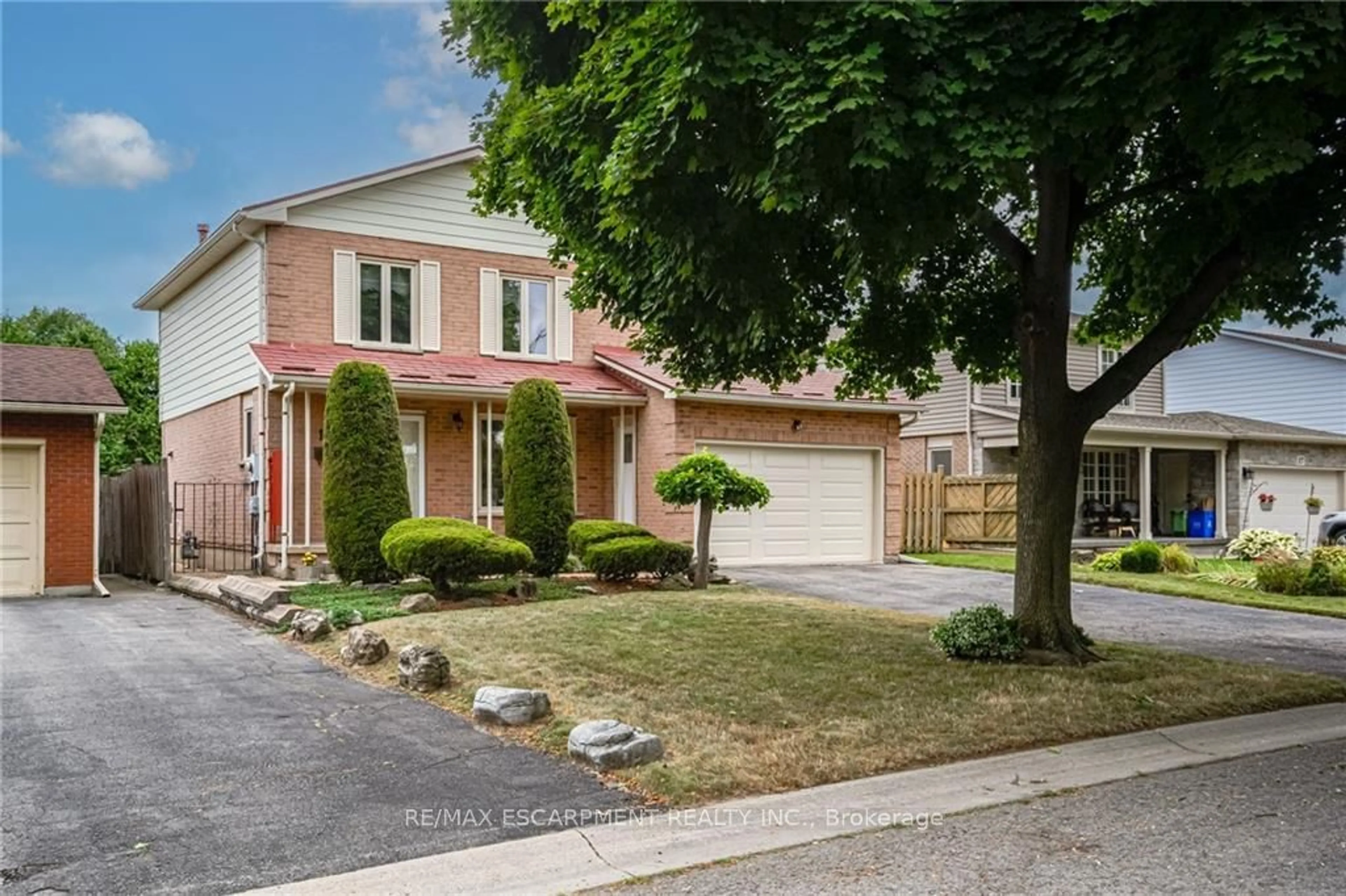 Frontside or backside of a home for 15 Amesbury Cres, Hamilton Ontario L8J 1Z9