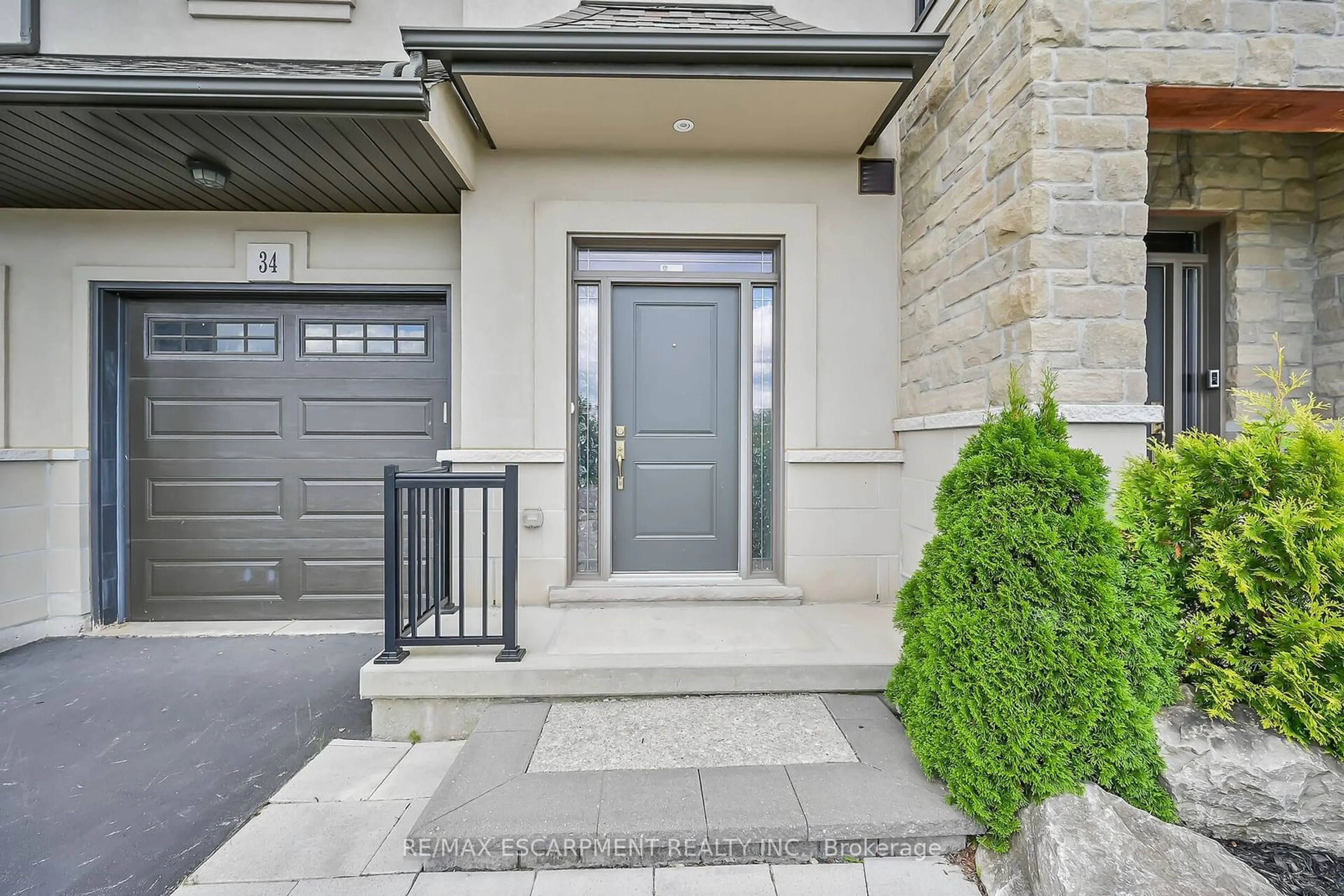 Indoor entryway for 34 Carmel Dr, Hamilton Ontario L9B 0J3