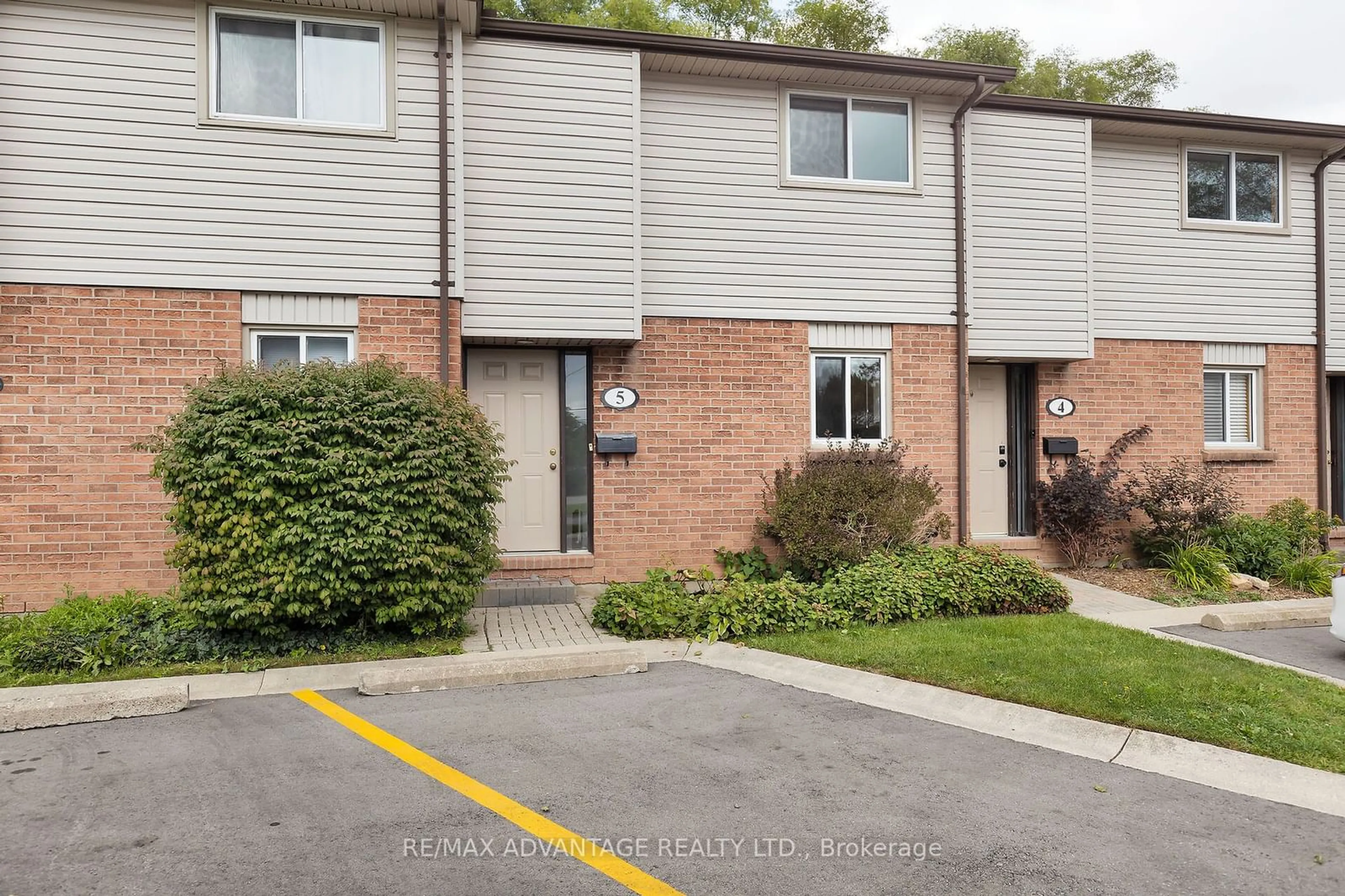 A pic from exterior of the house or condo for 215 Commissioners Rd #5, London Ontario N6J 1X9