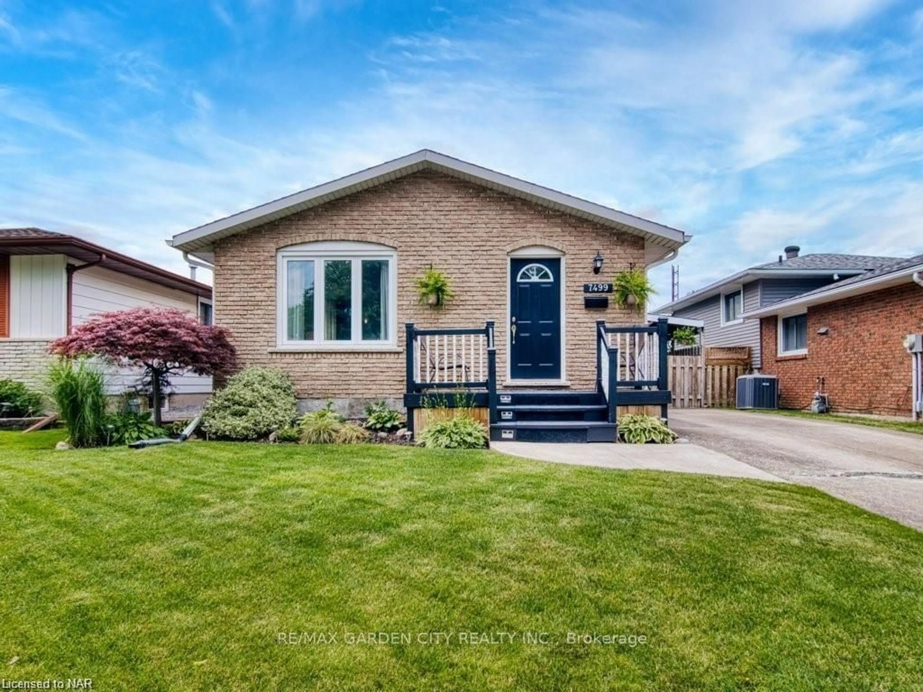 Frontside or backside of a home, cottage for 7499 Jubilee Dr, Niagara Falls Ontario L2G 7J2