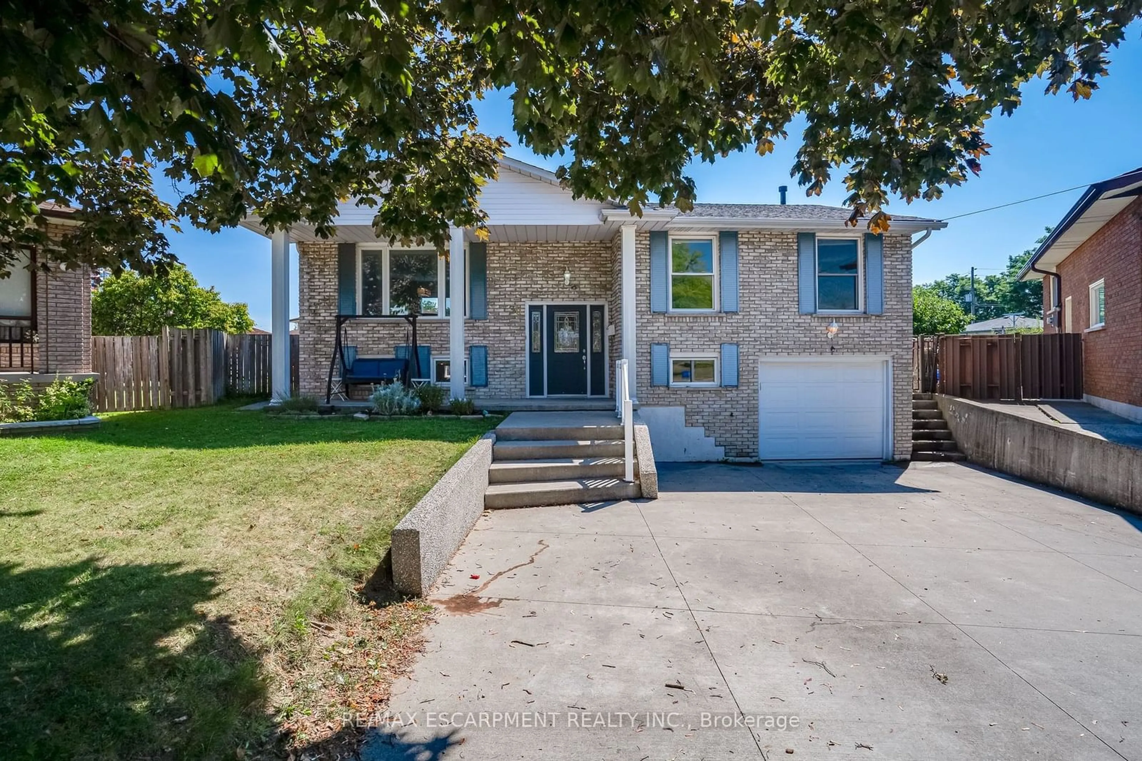 Frontside or backside of a home for 30 Crystal Crt, Hamilton Ontario L8E 1M1