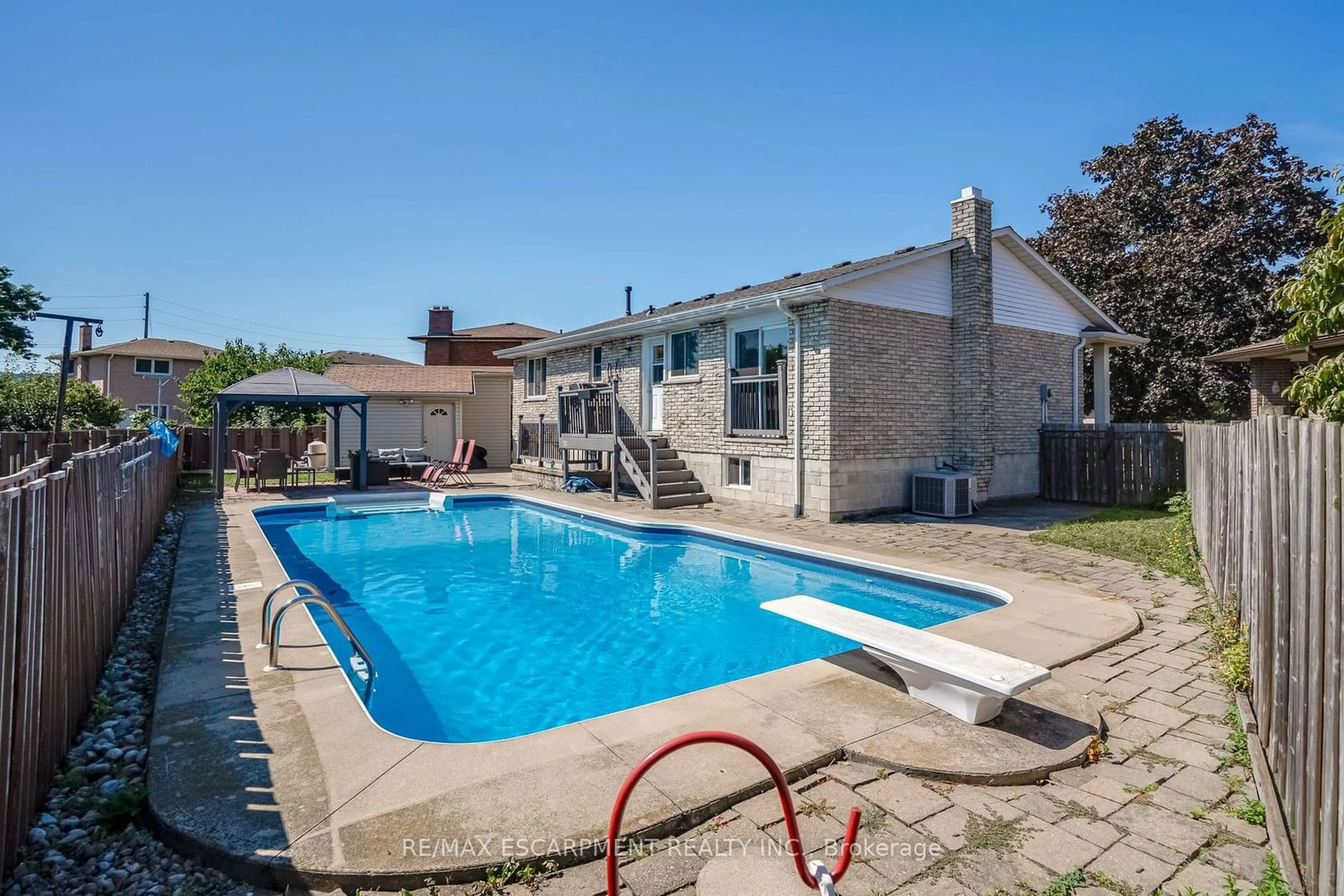 Indoor or outdoor pool for 30 Crystal Crt, Hamilton Ontario L8E 1M1