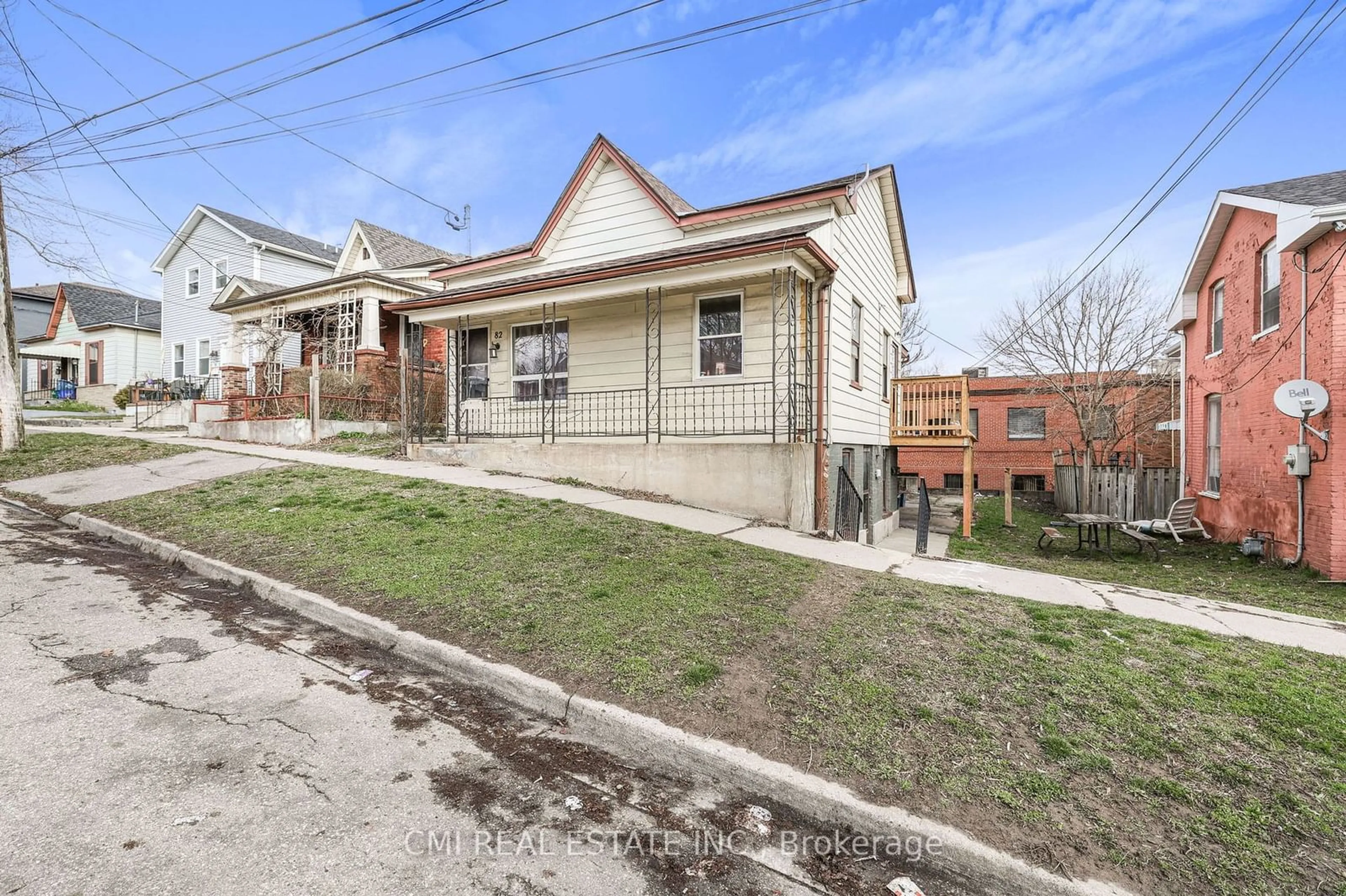 A pic from outside/outdoor area/front of a property/back of a property/a pic from drone, street for 82 Marlborough St, Brantford Ontario N3T 2S3