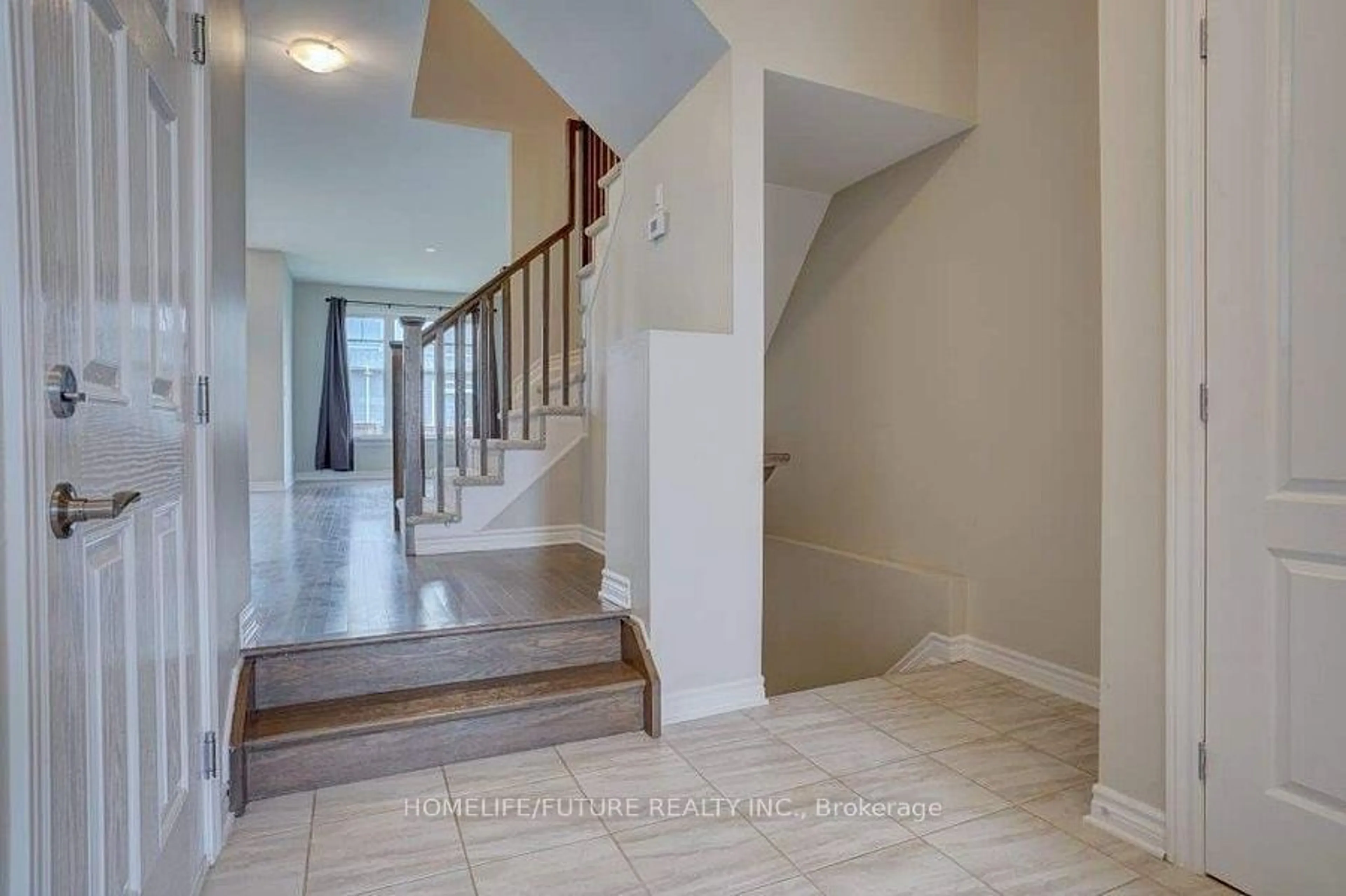 Indoor foyer for 1357 Tremont Dr, Kingston Ontario K7P 0M6