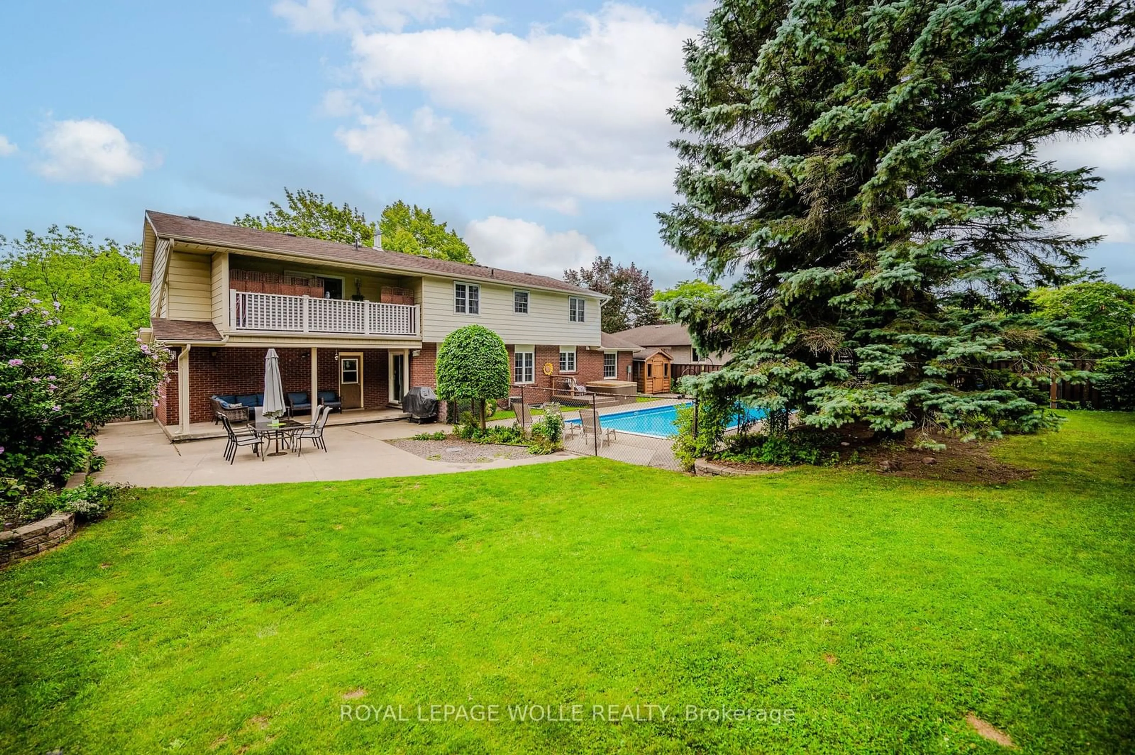 Patio for 414 Warrington Dr, Waterloo Ontario N2L 2P8