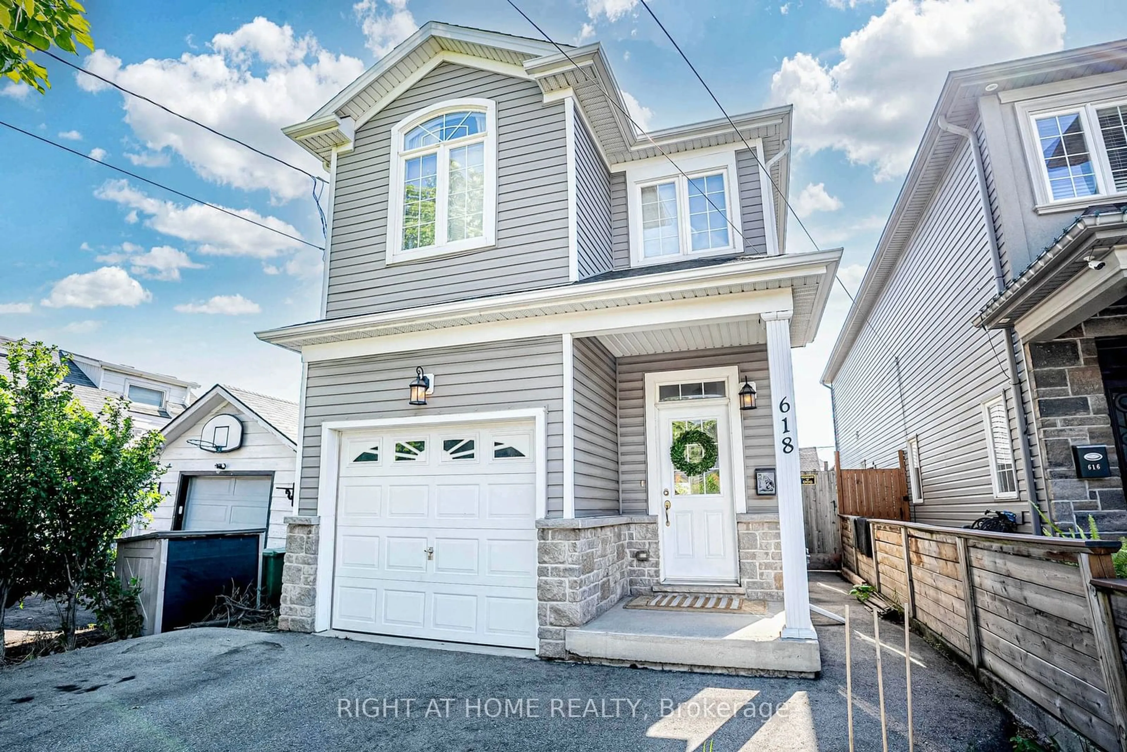 Frontside or backside of a home for 618 Knox Ave, Hamilton Ontario L8H 6K3