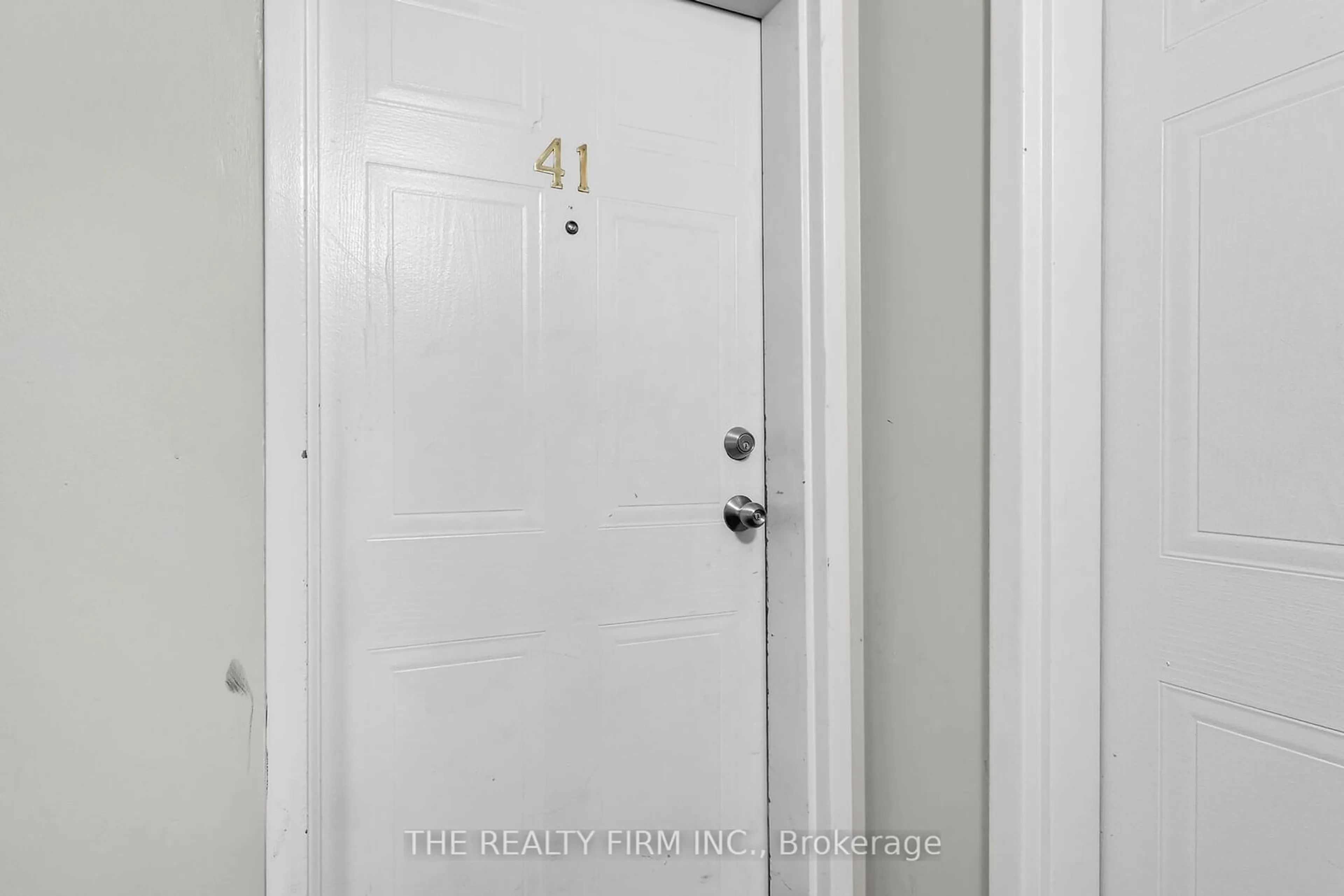 Indoor entryway for 1096 Jalna Blvd #41, London Ontario N6E 3B8