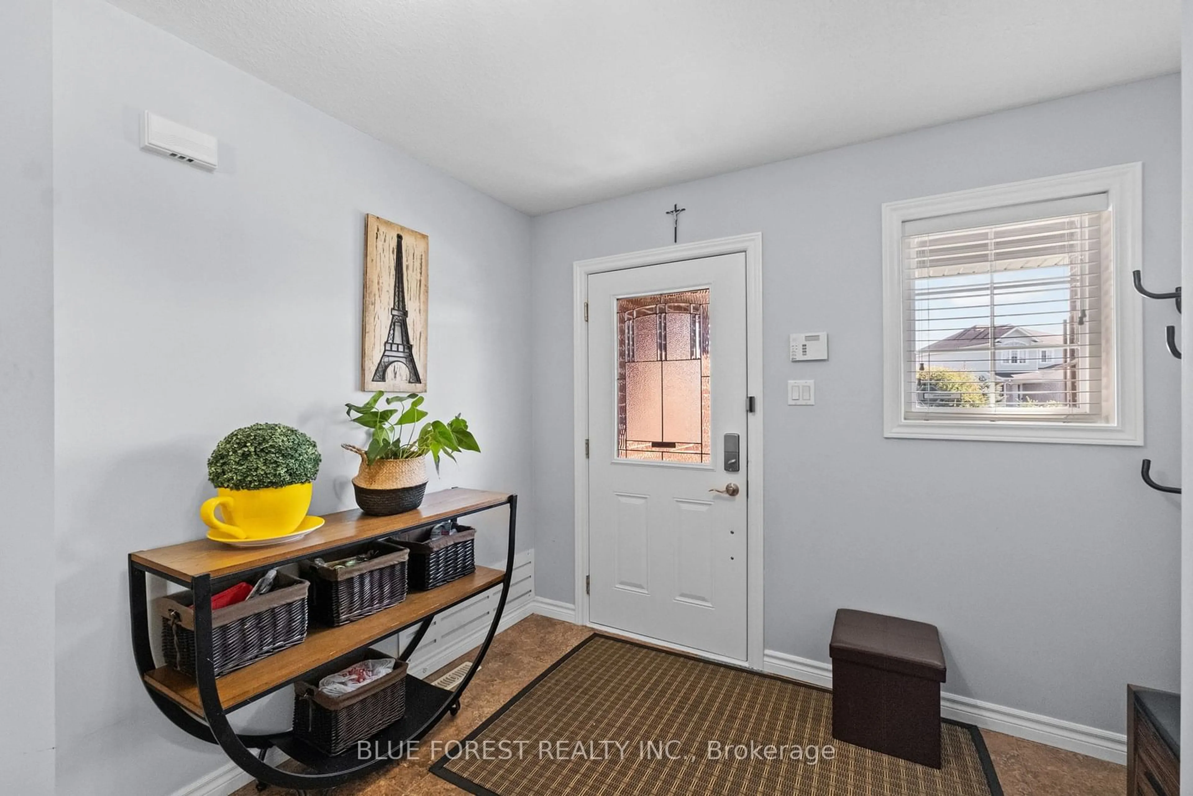 Indoor entryway, wood floors for 2982 Devon Rd, London Ontario N6E 0A4